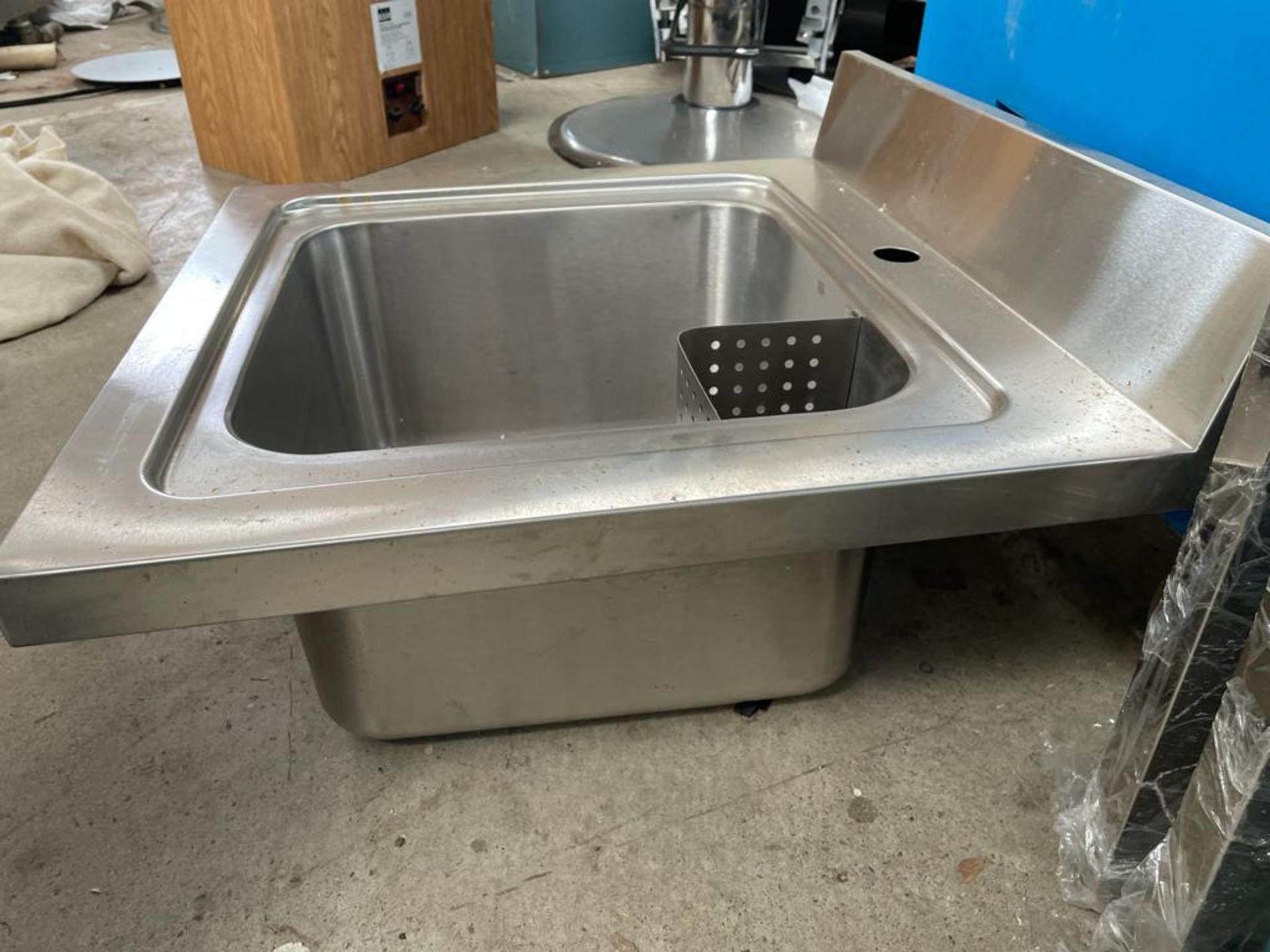 1 x Stainless Steel Wash Basin With Stand and Legs - CL667 - Location: Brighton, Sussex, - Image 2 of 3