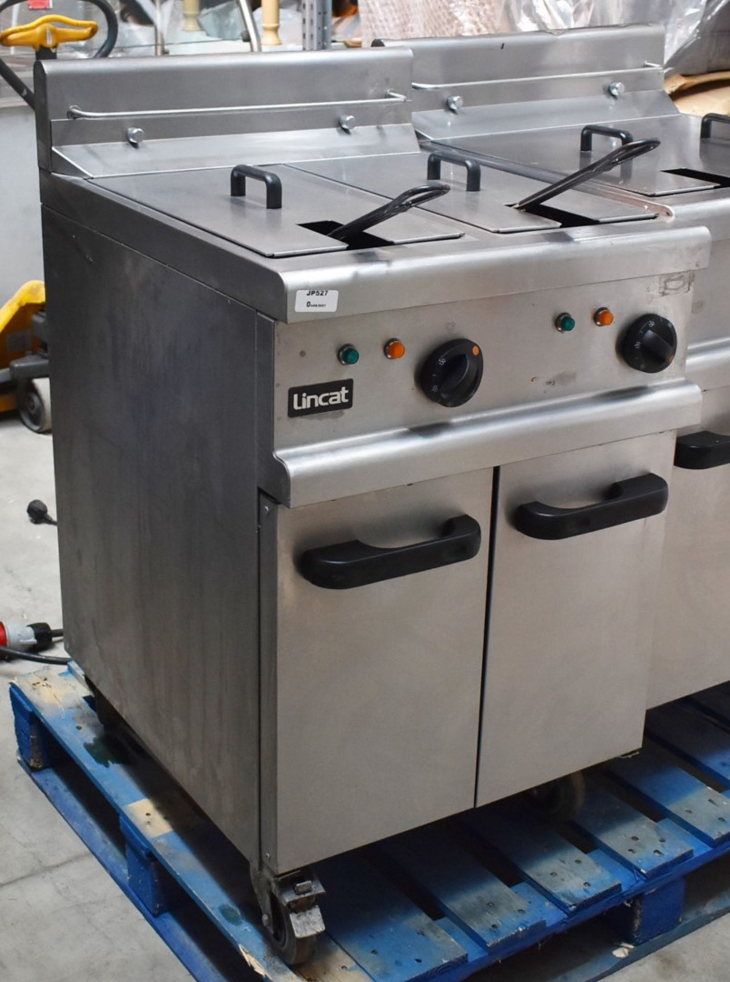 1 x Lincat Opus 700 OE7113 Single Large Tank Electric Fryer With Built In Filteration - 240V / 3PH P