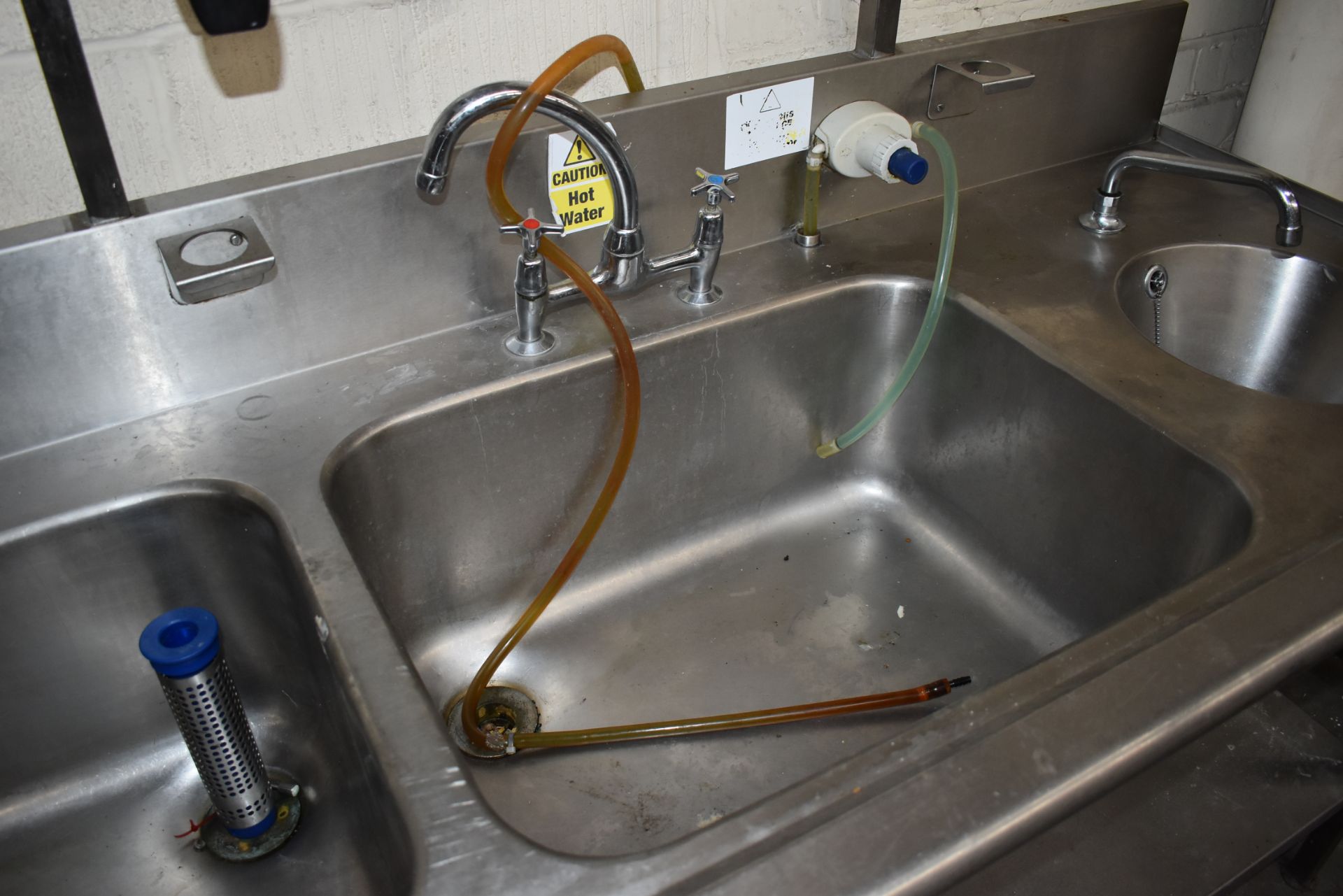 1 x Stainless Steel Commercial Wash Basin Unit With Twin Sink Bowl, Mixer Taps, Undershelf, Upstands - Image 4 of 8