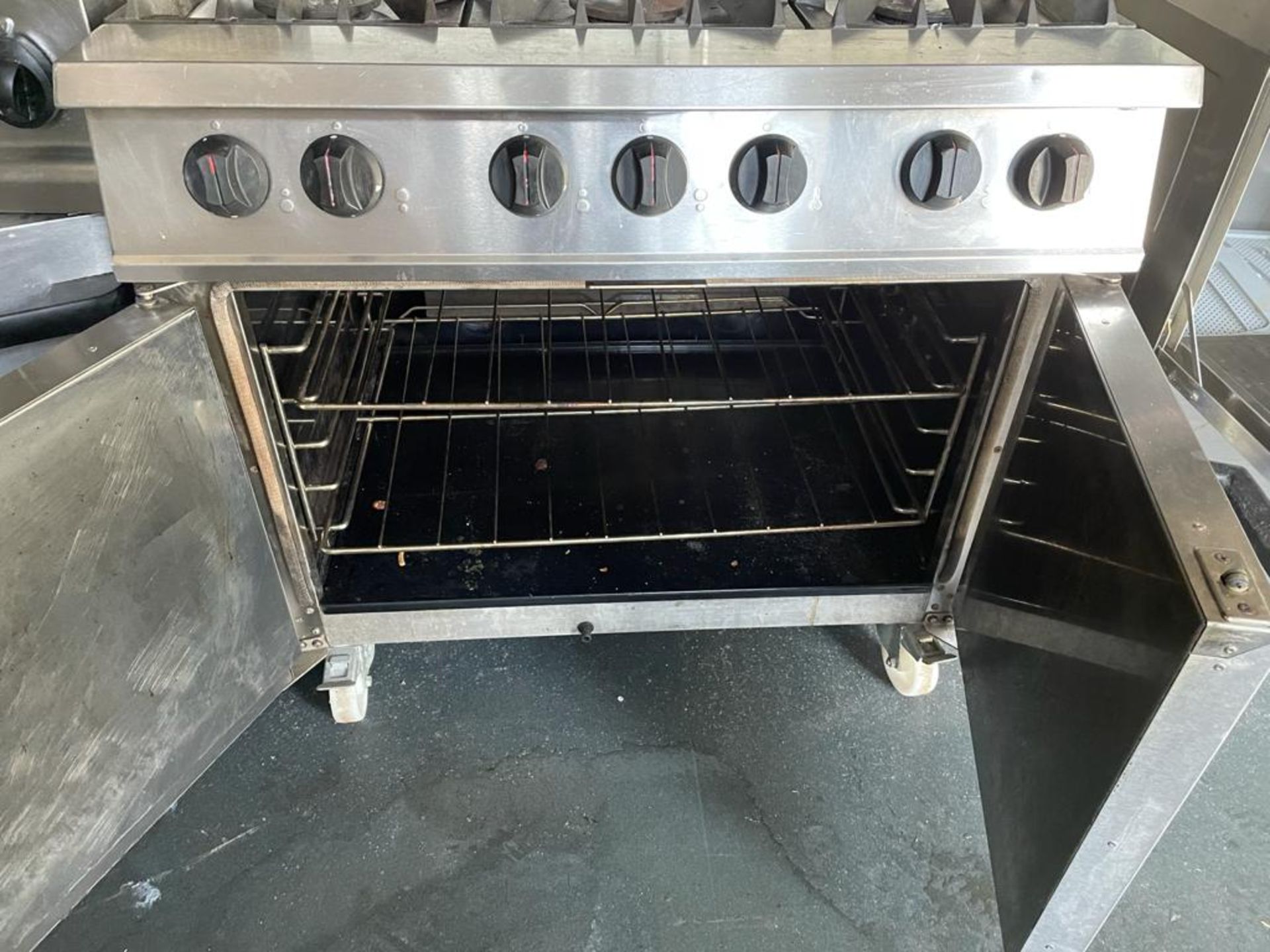 1 x Falcon Dominator 6 Burner Range Cooker With Stainless Steel Exterior - CL667 - Location: - Image 2 of 5
