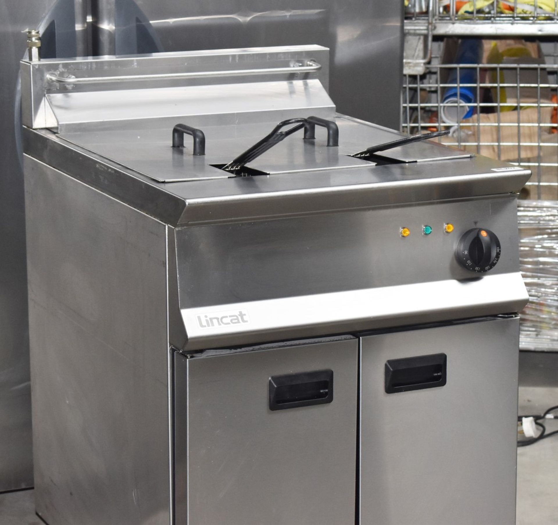 1 x Lincat Opus 800 OE8108 Single Tank Electric Fryer With Filtration - 37L Tank With Two - Image 11 of 17