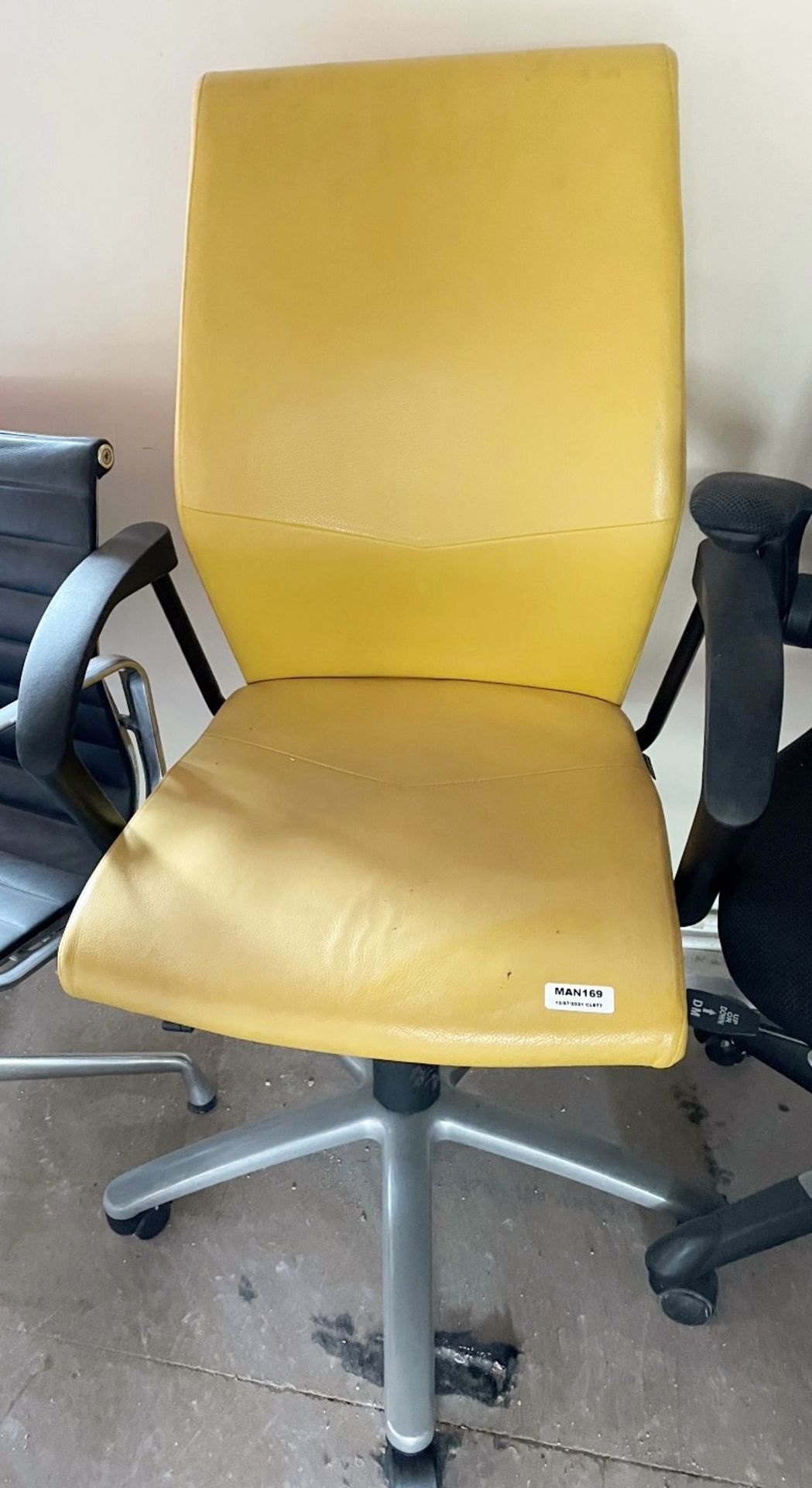 2 x Verco Ergonomic Leather Yellow Operators Chairs - From A Executive Office Environment - - Image 2 of 4