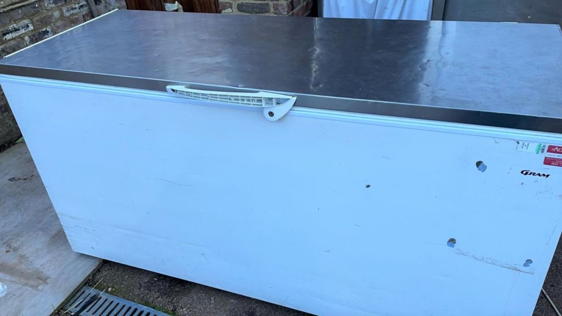 1 x Commercial Countertop 6ft Storage Freezer With Stainless Steel Lid - Recently Removed From - Image 2 of 4