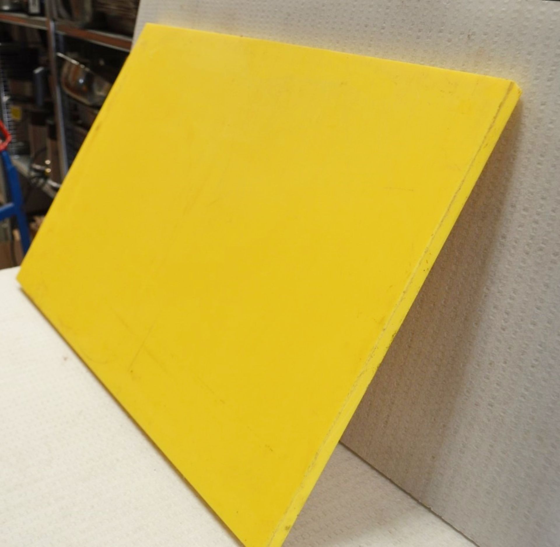 1 x Large Commercial Chopping / Preparation Board - Hygenic and Colour Coded Yellow - Dimensions: - Image 2 of 3
