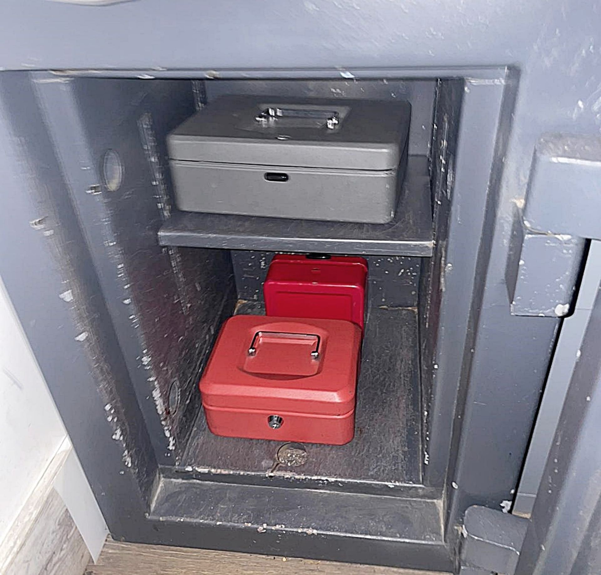 1 x Large Security Safe Wth Key - Dimensions: H66 x W49 x D50 cms - CL674 - Location: Telford, TF3 - Image 2 of 2