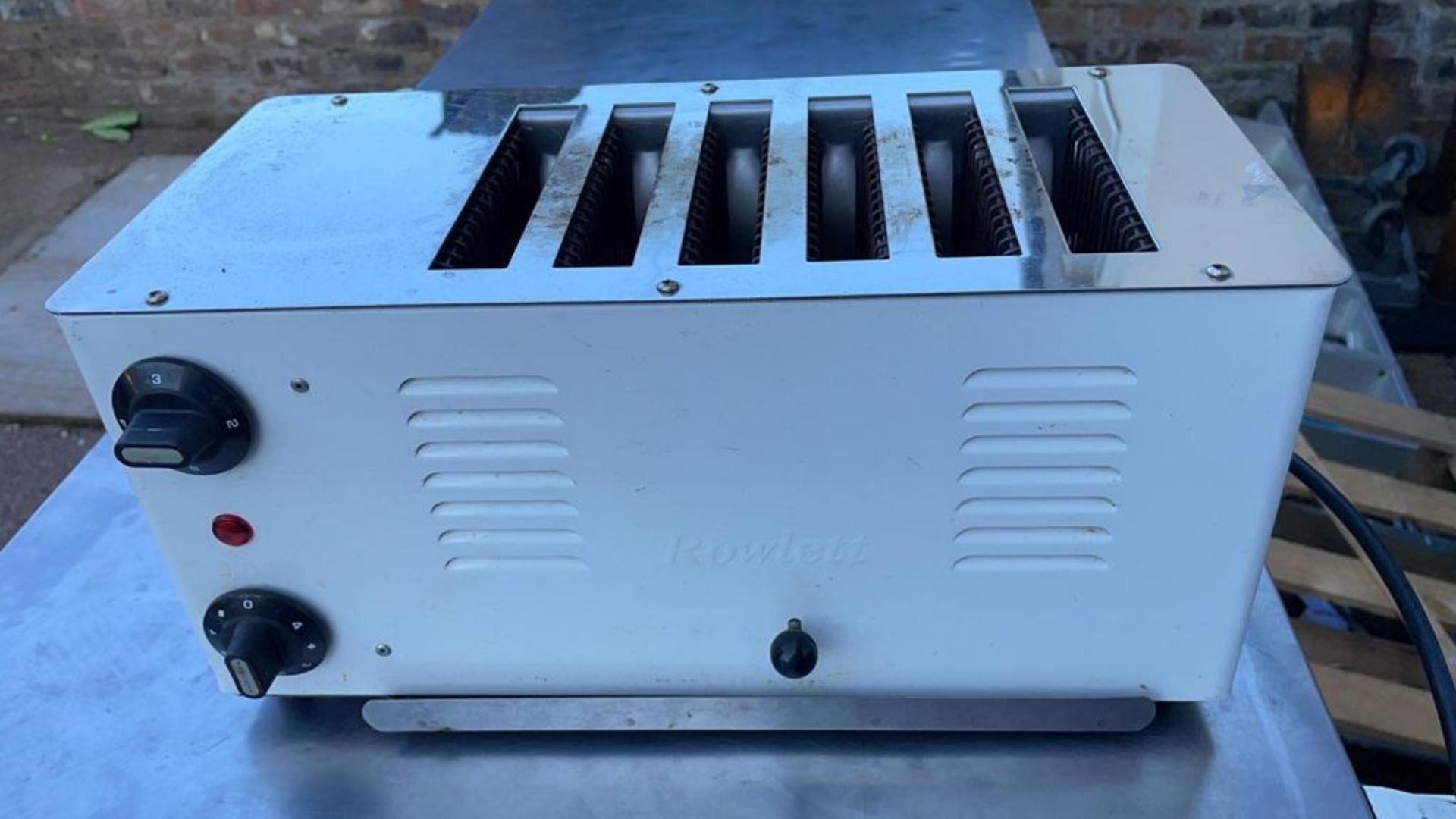 1 x Rowlett 3000w 6 Slice Commercial Toaster - 240v - CL667 - Location: Brighton, Sussex, BN24