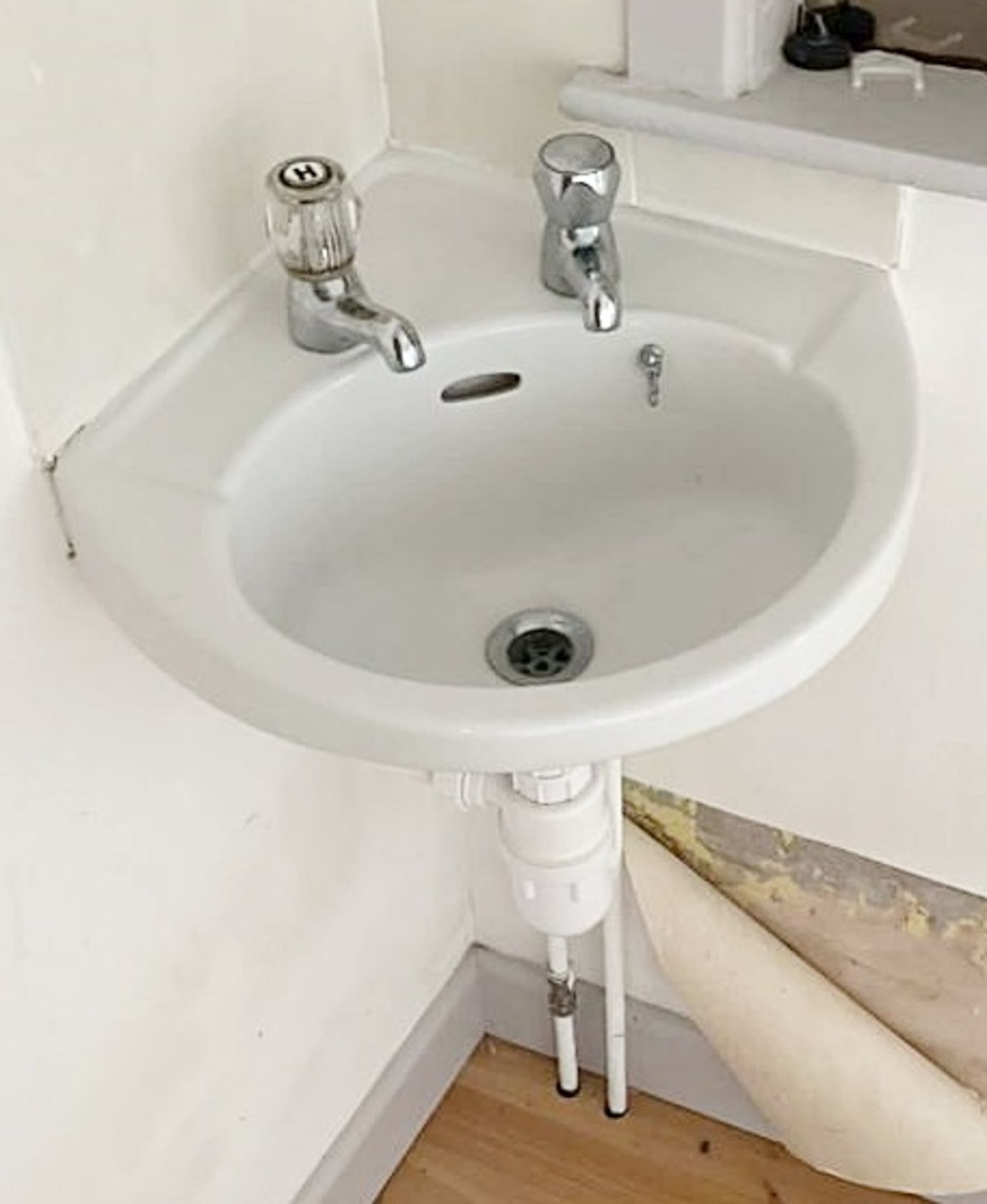 1 x Toilet And Wall Mounted Basin - To Be Removed From A Executive Office Environment - CL681 - Ref: - Image 2 of 2