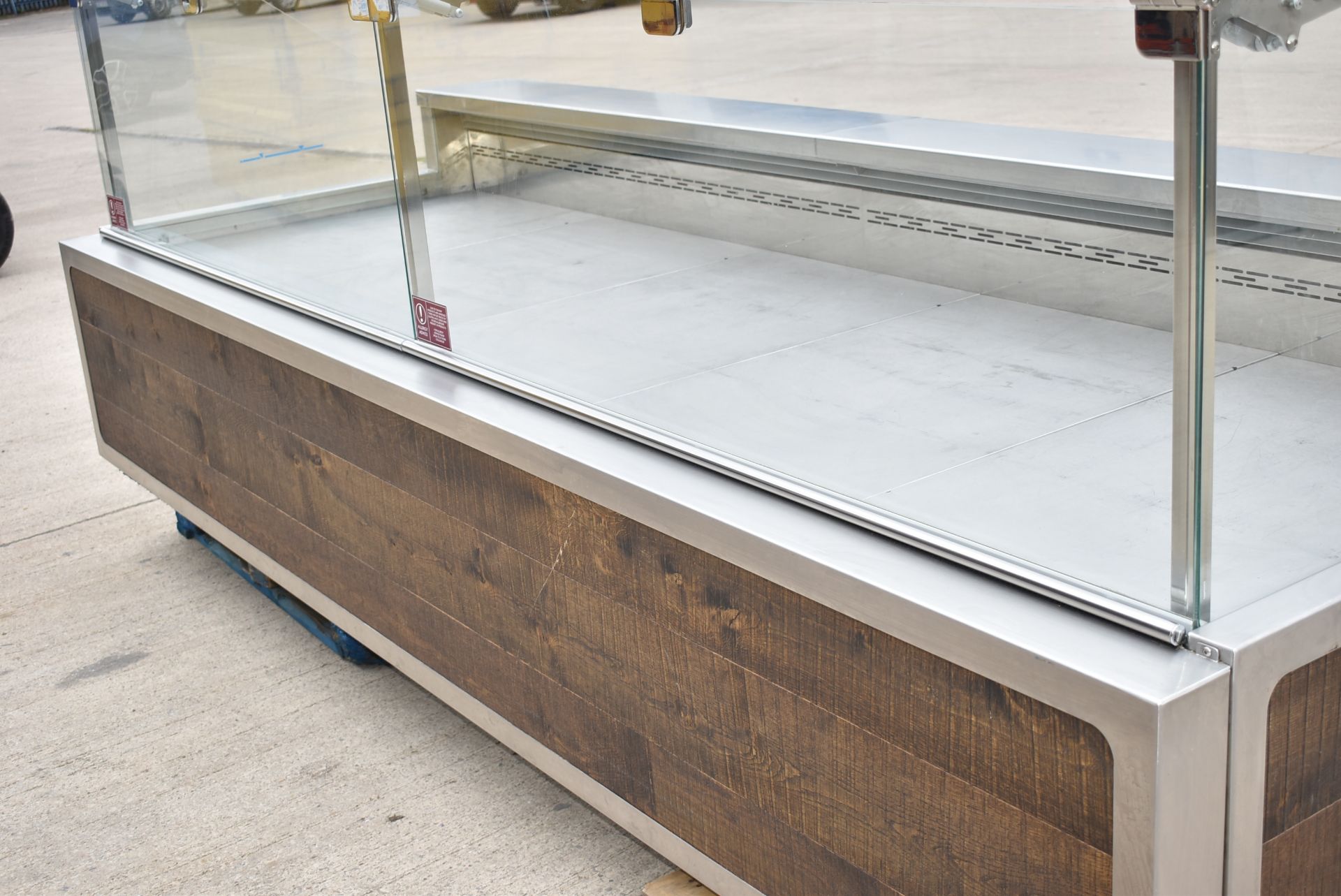 1 x Eurocryor Bistro Refrigerated Retail Counter - Suitable For Takeaways, Butchers, Deli, Cake - Image 26 of 28