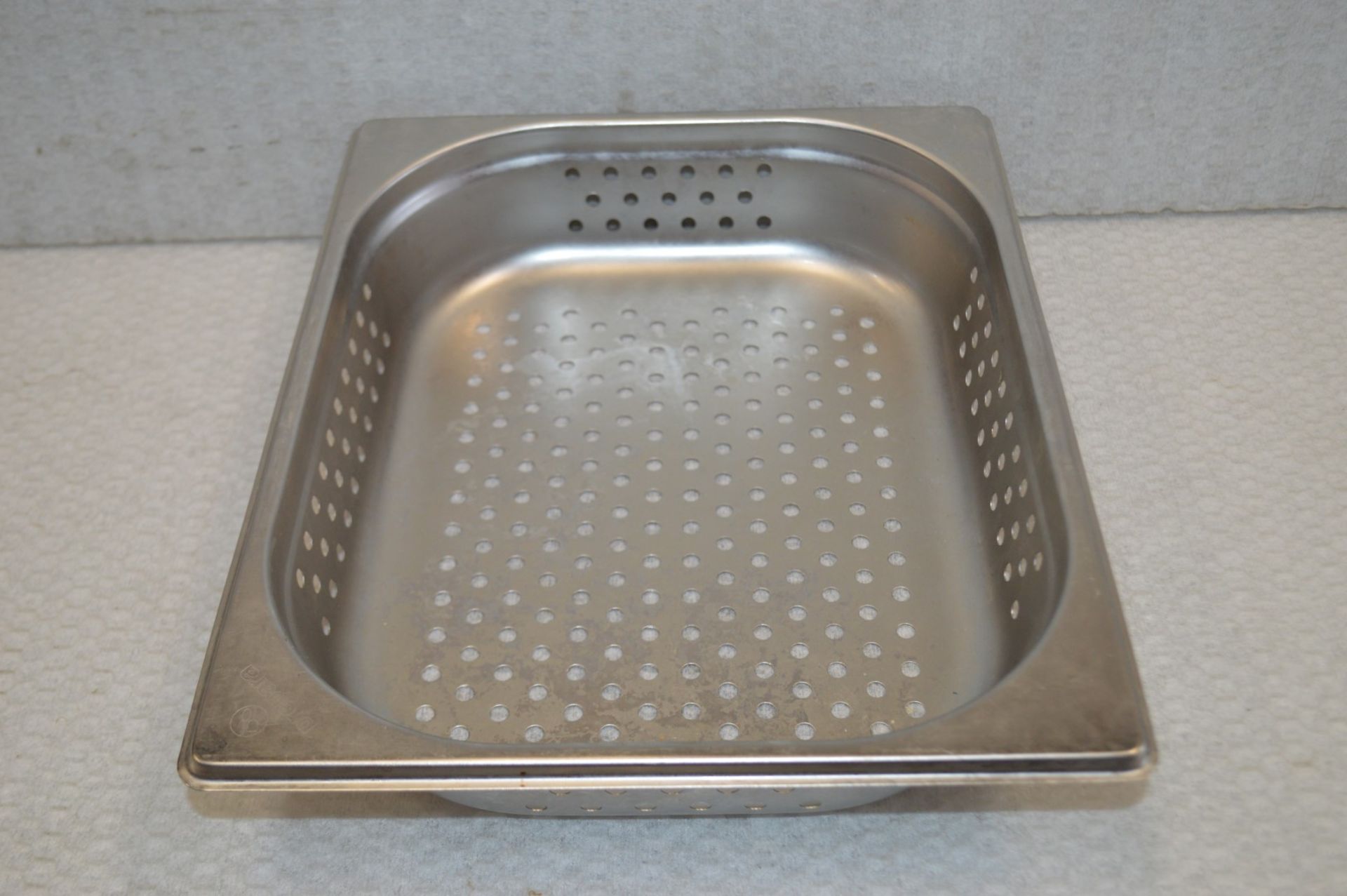 10 x Stainless Steel Gastronorm Trays - Dimensions: L33 x W26.5 cm - Includes Perforated and None - Image 3 of 4