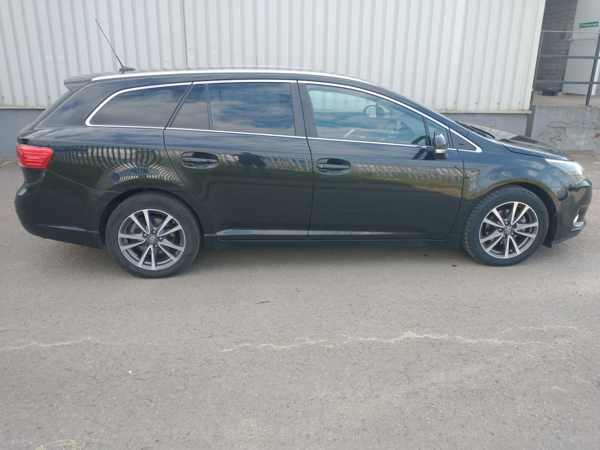 2015 Toyota Avensis Icon Business Ed D-40 5dr Estate  - CL505 - NO VAT ON THE HAMMER - Location: - Image 4 of 18