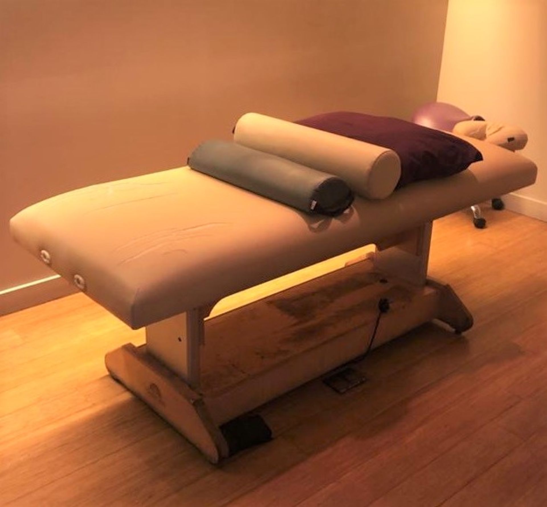 2 x Oakworks Clinician Electric-Hydraulic Massage Tables With Footpedals and Linak HBWO Remote - Image 4 of 8