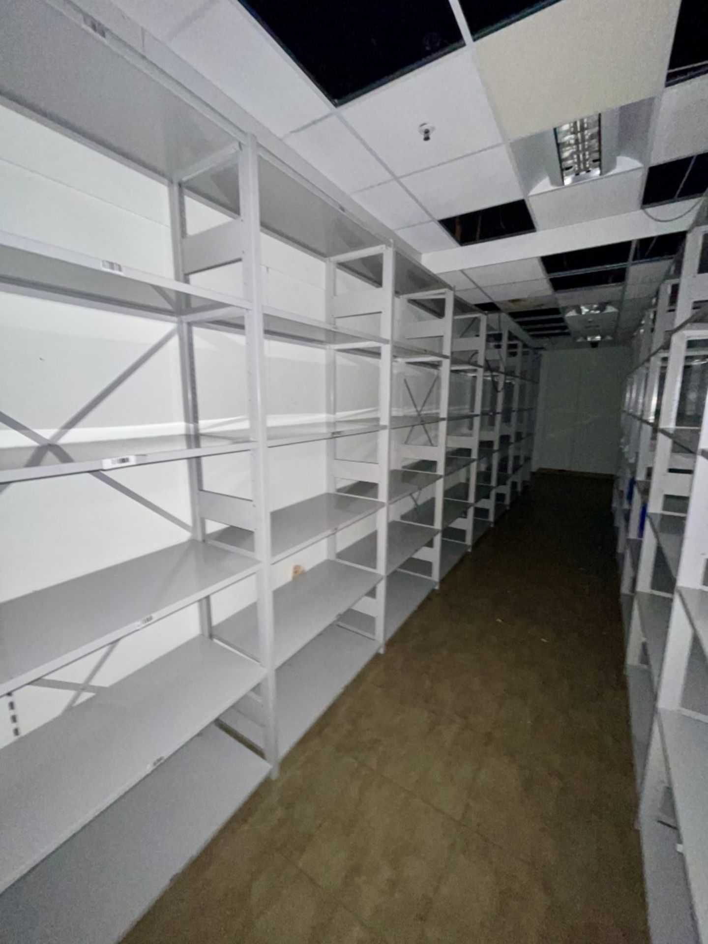 26 x Bays of Warehouse Store Shelving - Includes 28 x 250x46cm Uprights and 150 x 97x45cm - Image 13 of 17