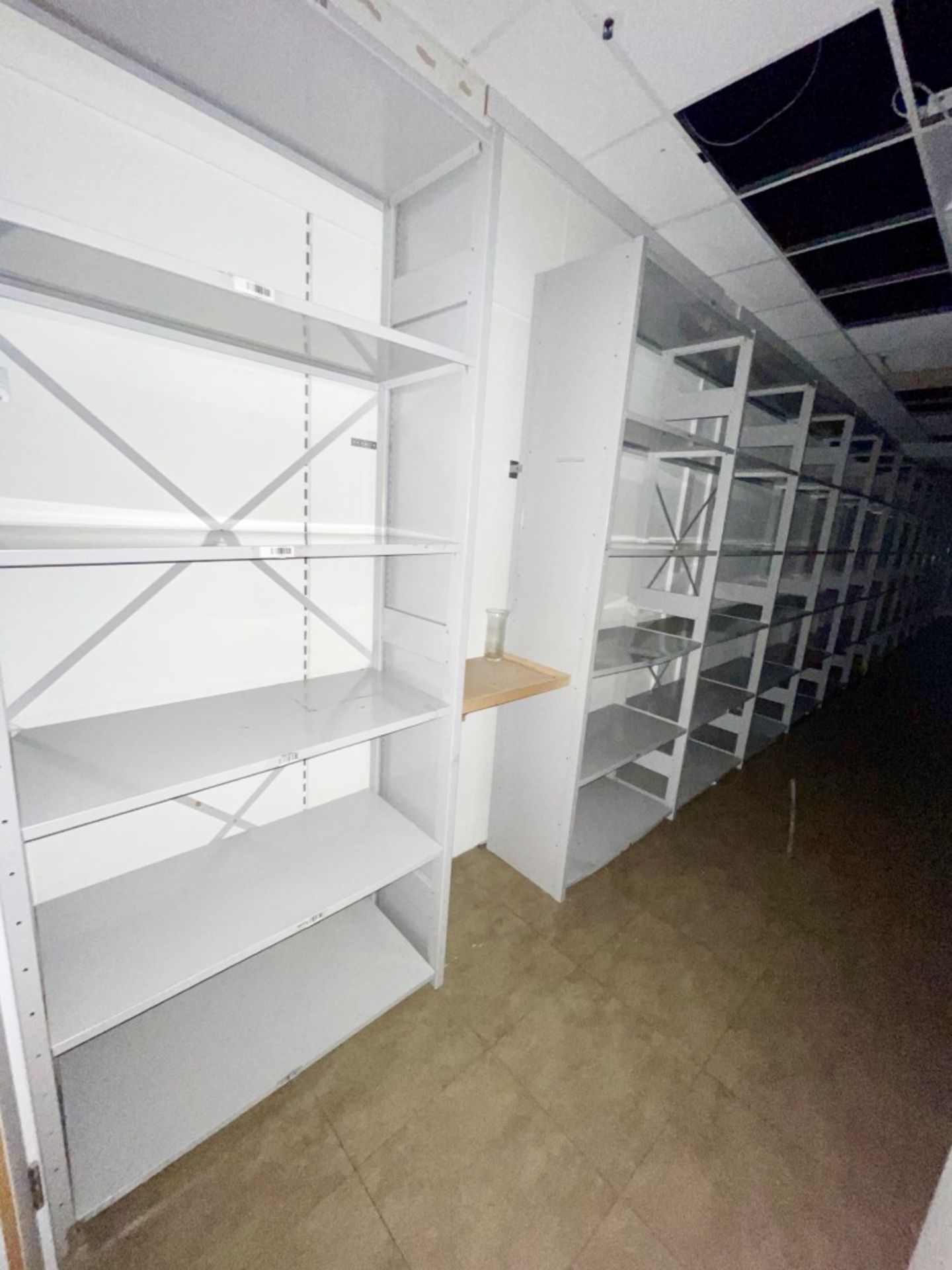 26 x Bays of Warehouse Store Shelving - Includes 28 x 250x46cm Uprights and 150 x 97x45cm - Image 5 of 17