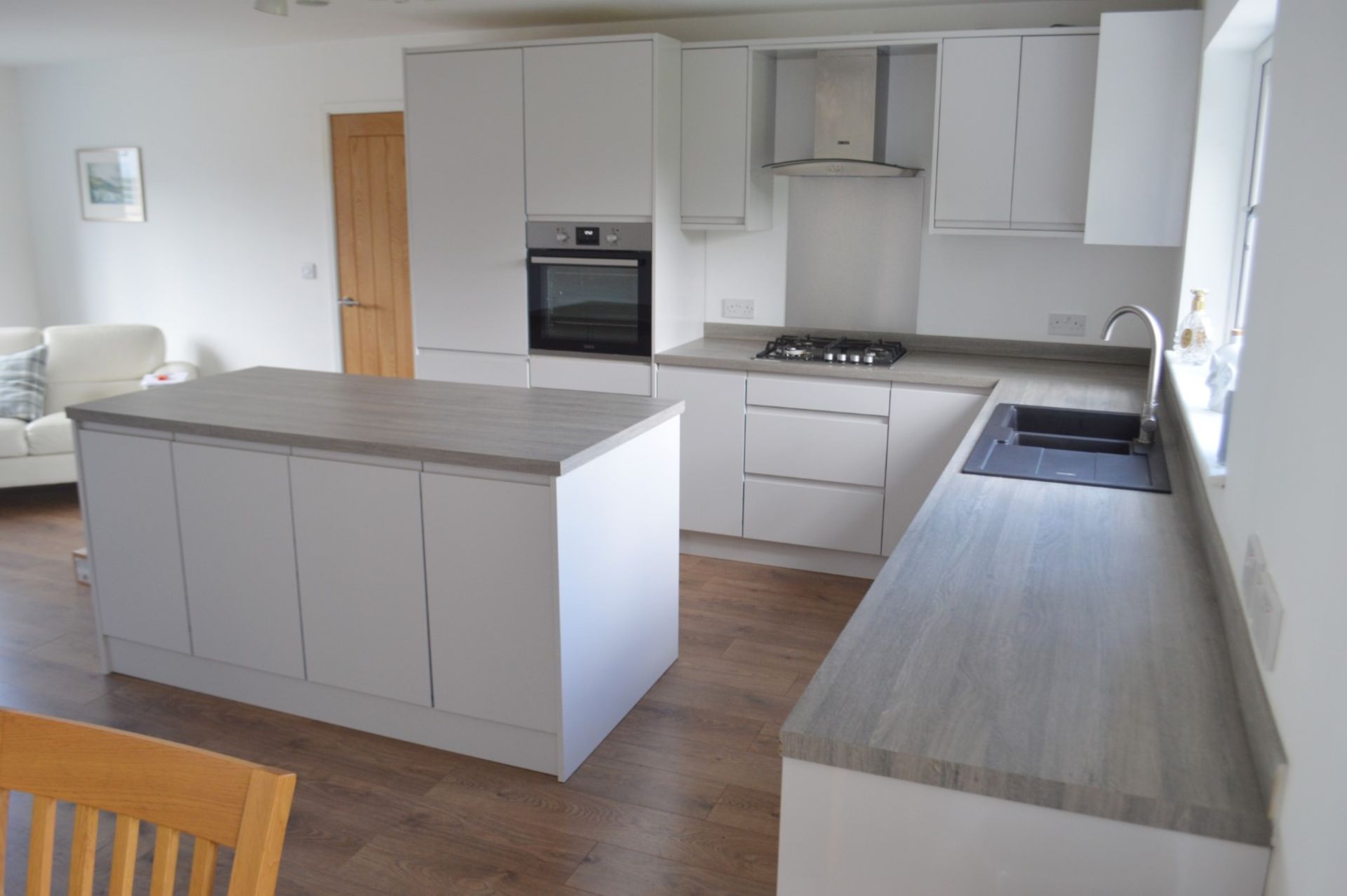 1 x Contemporary Handleless Fitted Kitchen Featuring A White Finish, Laminate Worktops, And - Image 4 of 28