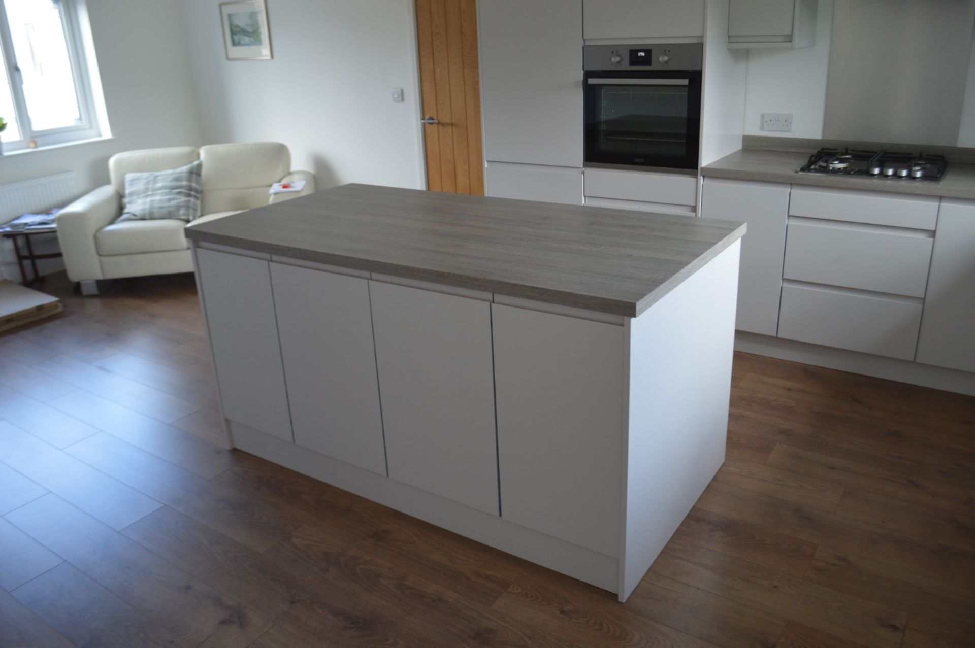 1 x Contemporary Handleless Fitted Kitchen Featuring A White Finish, Laminate Worktops, And - Image 25 of 28