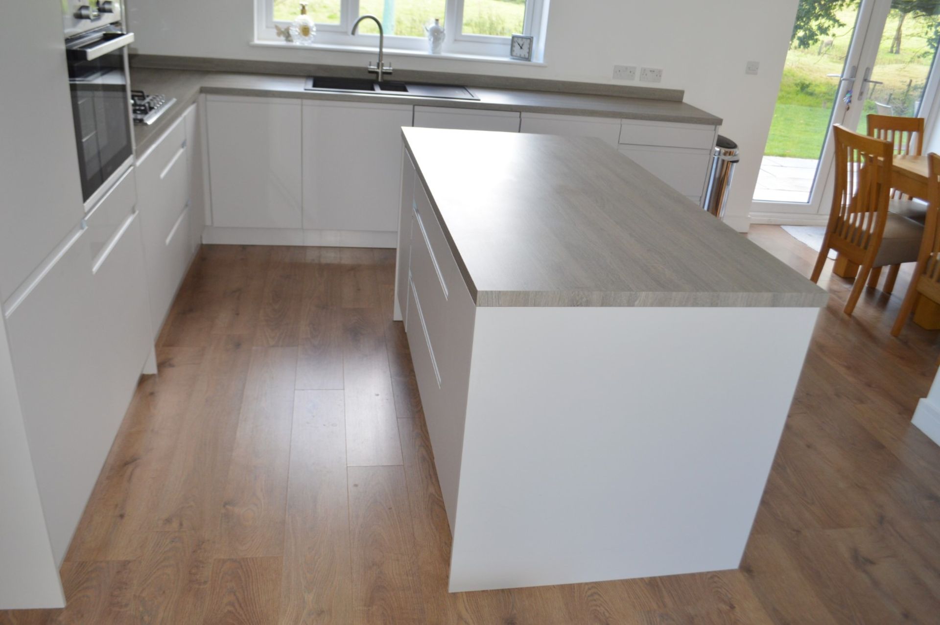 1 x Contemporary Handleless Fitted Kitchen Featuring A White Finish, Laminate Worktops, And - Image 3 of 28