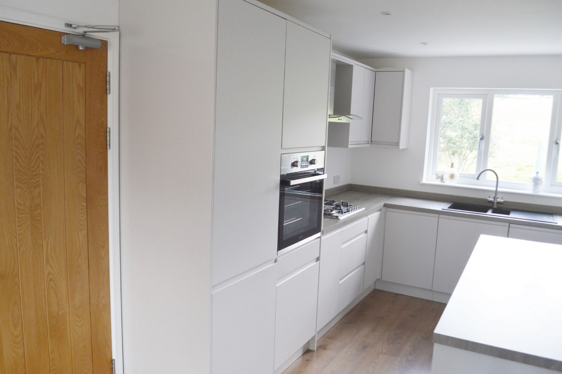 1 x Contemporary Handleless Fitted Kitchen Featuring A White Finish, Laminate Worktops, And