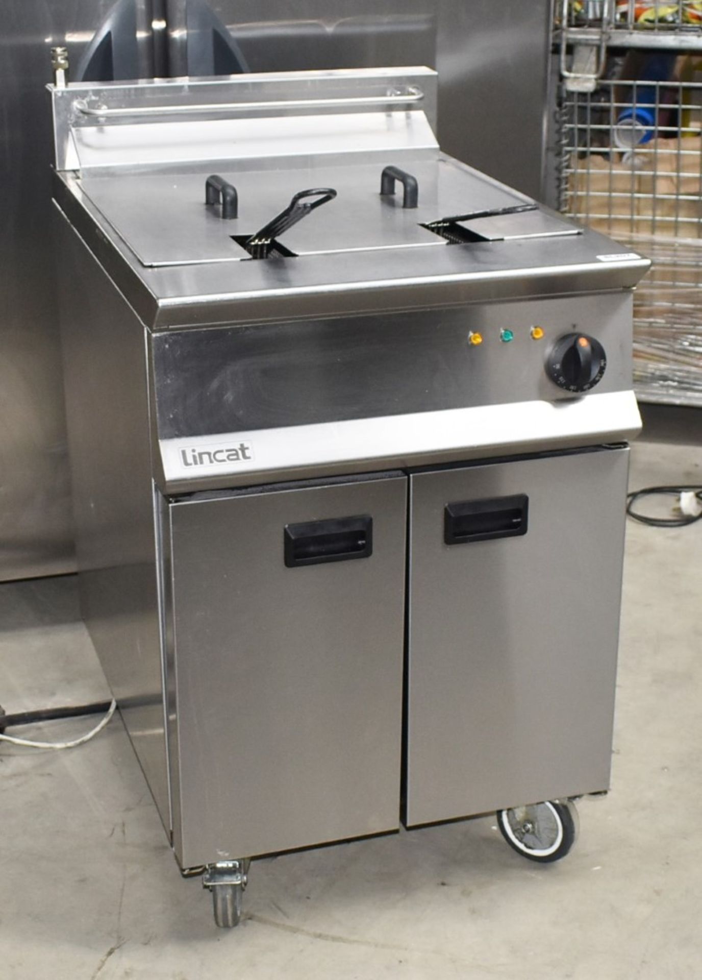 1 x Lincat Opus 800 OE8108 Single Tank Electric Fryer With Filtration - 37L Tank With Two - Image 9 of 17