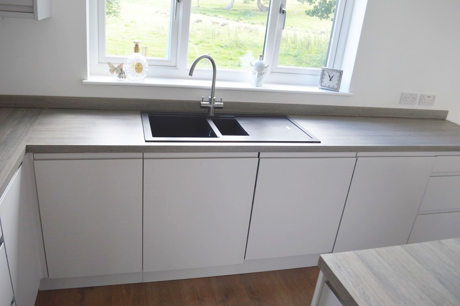 1 x Contemporary Handleless Fitted Kitchen Featuring A White Finish, Laminate Worktops, And - Image 7 of 28