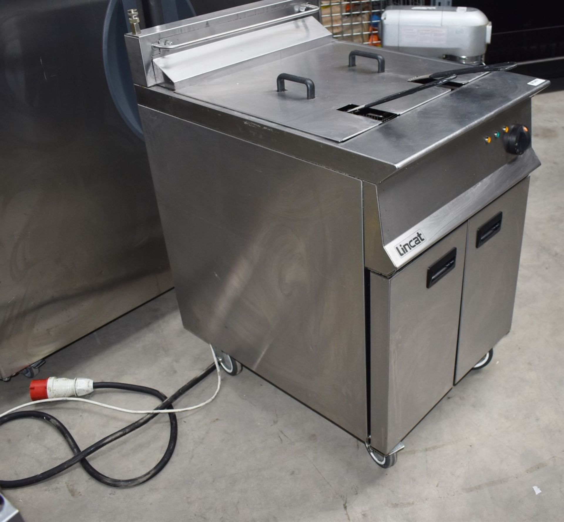 1 x Lincat Opus 800 OE8108 Single Tank Electric Fryer With Filtration - 37L Tank With Two - Image 6 of 17