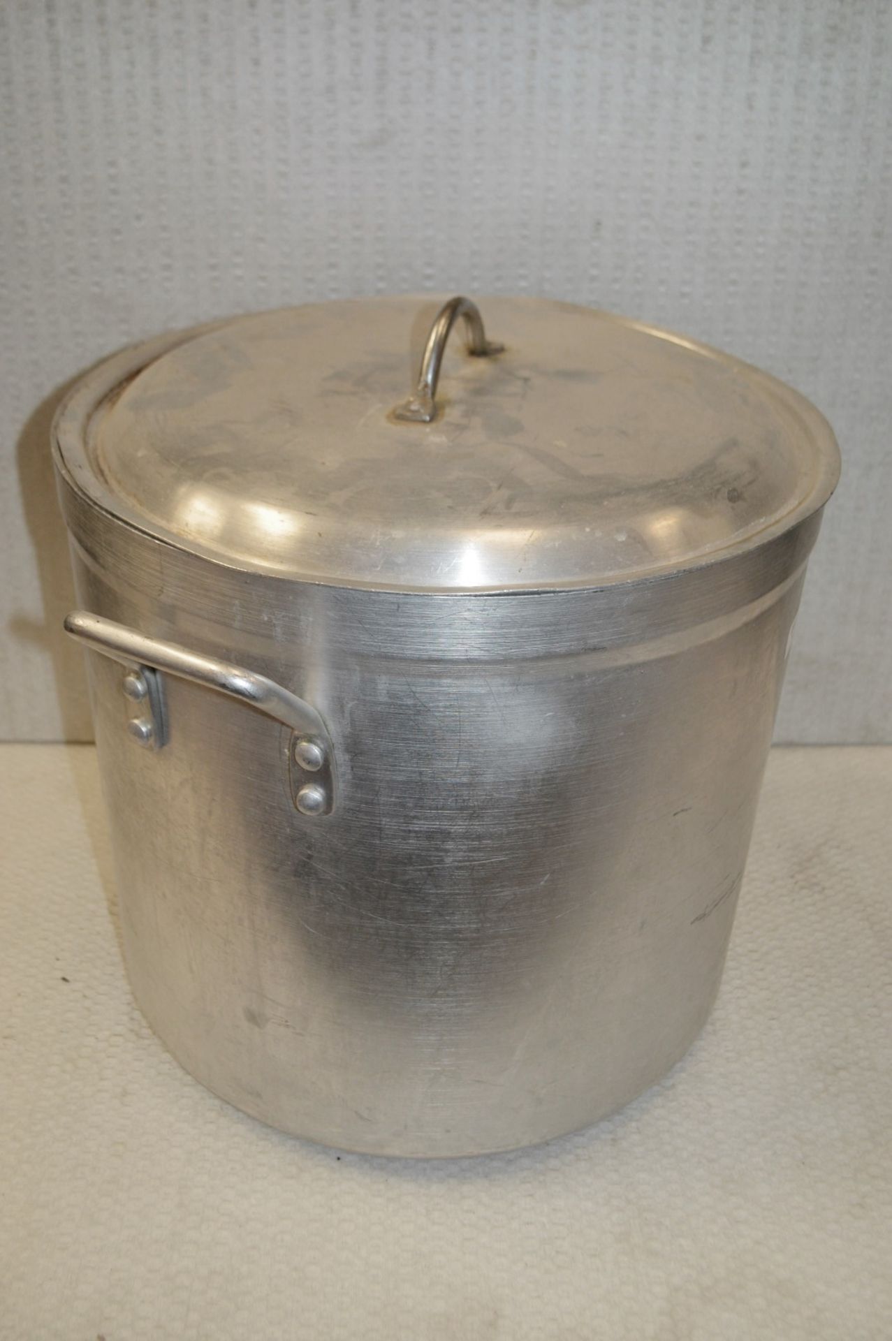 1 x Large Stainless Steel Cooking Pan With Lid - Dimensions: L41 x W41 x D37cm - Recently Removed - Image 3 of 3