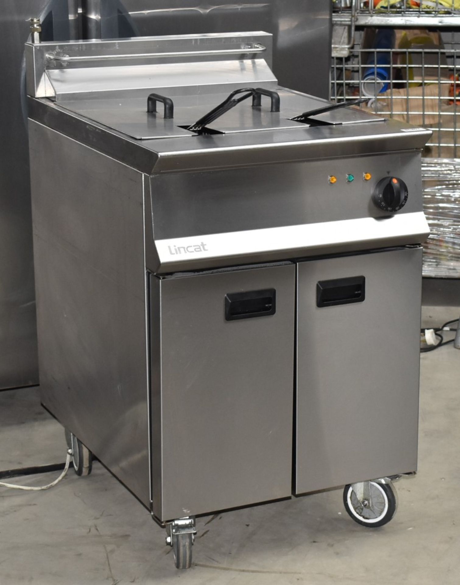 1 x Lincat Opus 800 OE8108 Single Tank Electric Fryer With Filtration - 37L Tank With Two - Image 10 of 17