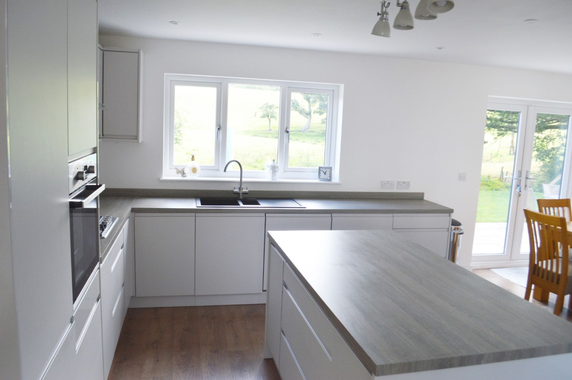 1 x Contemporary Handleless Fitted Kitchen Featuring A White Finish, Laminate Worktops, And - Image 2 of 28