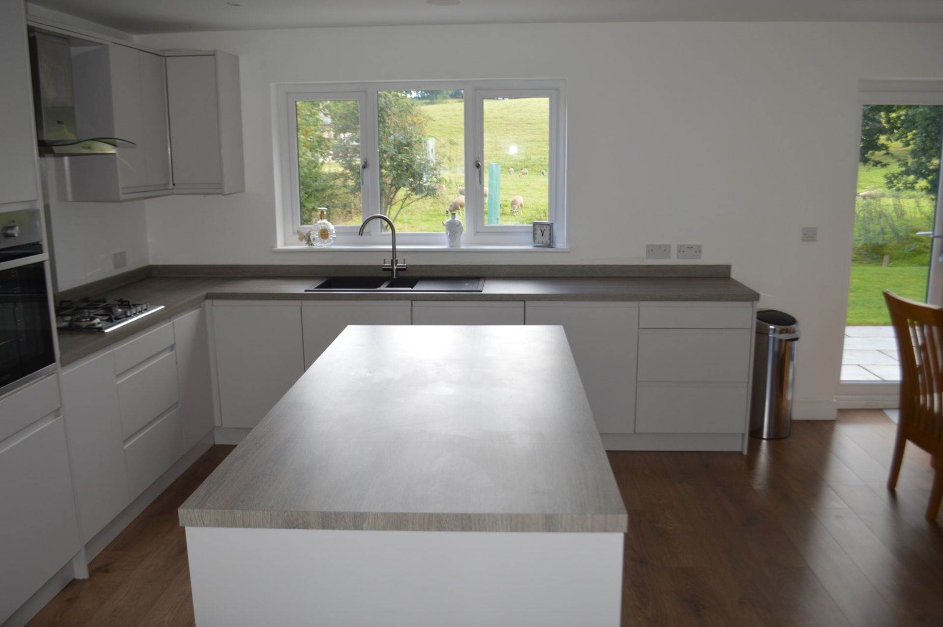 1 x Contemporary Handleless Fitted Kitchen Featuring A White Finish, Laminate Worktops, And - Image 27 of 28