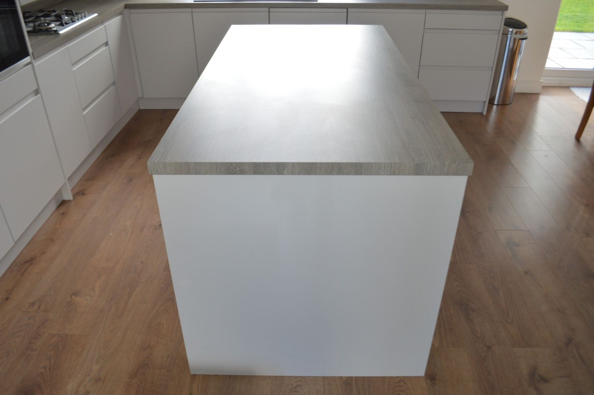 1 x Contemporary Handleless Fitted Kitchen Featuring A White Finish, Laminate Worktops, And - Image 26 of 28
