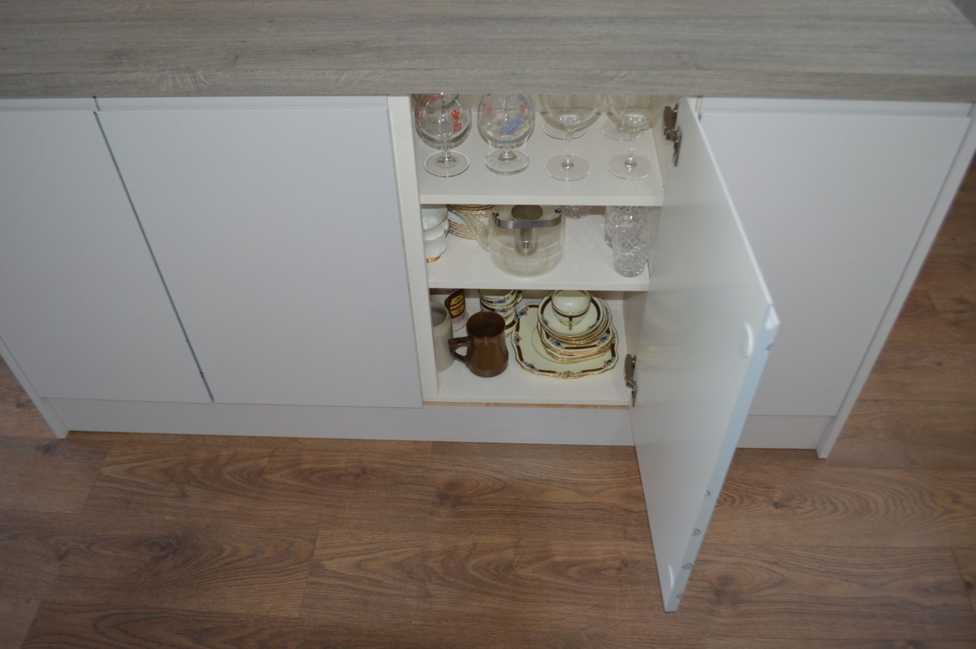 1 x Contemporary Handleless Fitted Kitchen Featuring A White Finish, Laminate Worktops, And - Image 24 of 28