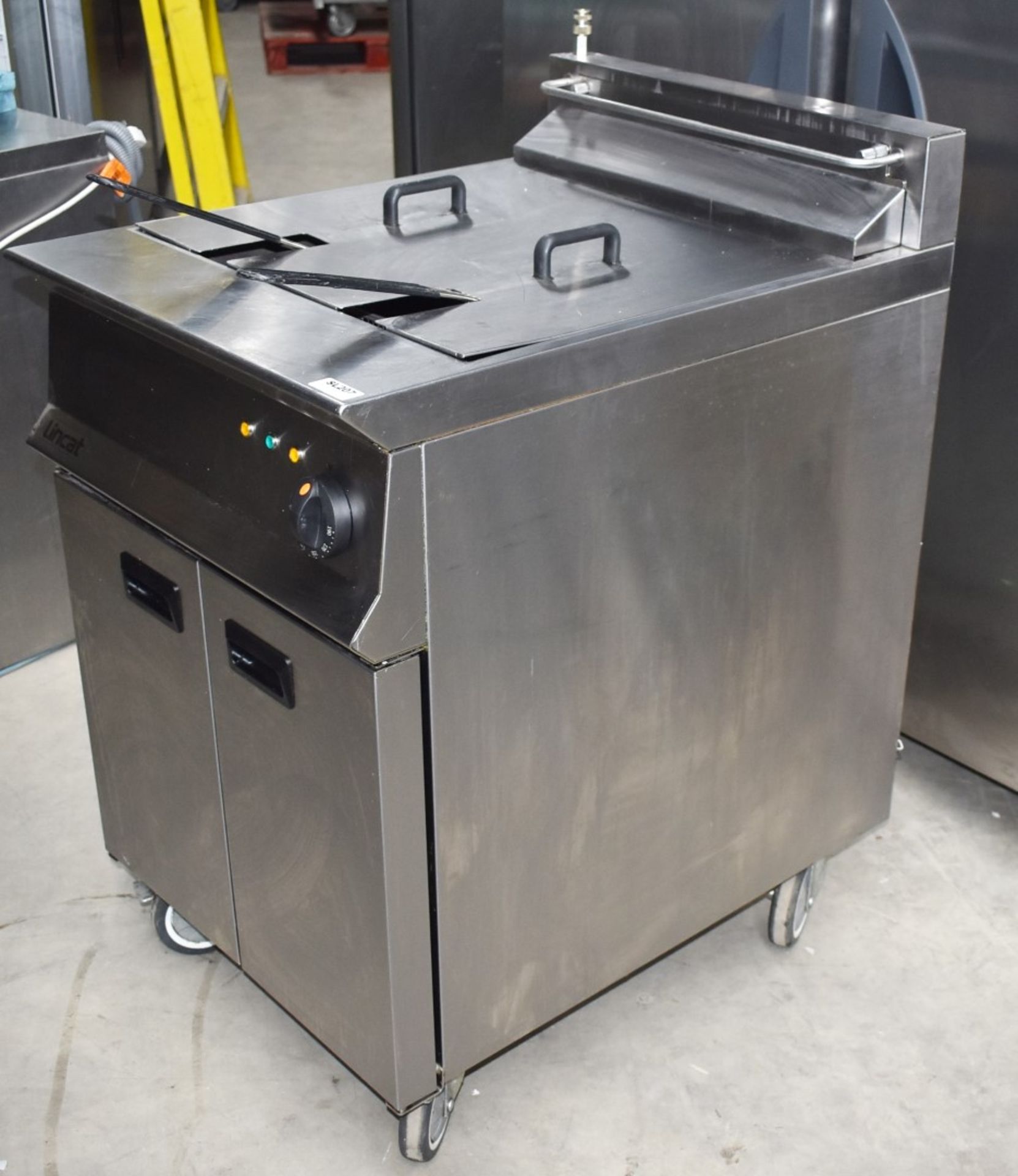 1 x Lincat Opus 800 OE8108 Single Tank Electric Fryer With Filtration - 37L Tank With Two - Image 8 of 17