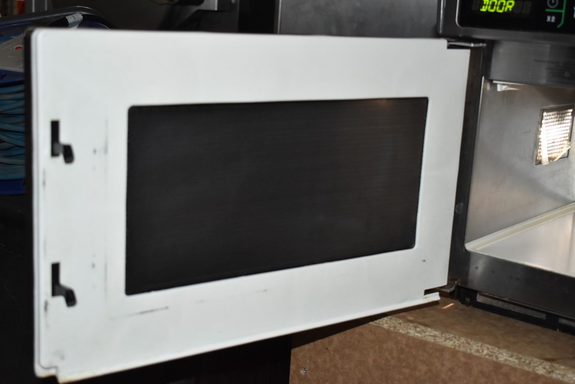 1 x Menumaster Commercial Microwave Oven - Model DEC14E2U - 1.4kW, 13A, 17Ltr - Recently Removed - Image 4 of 14