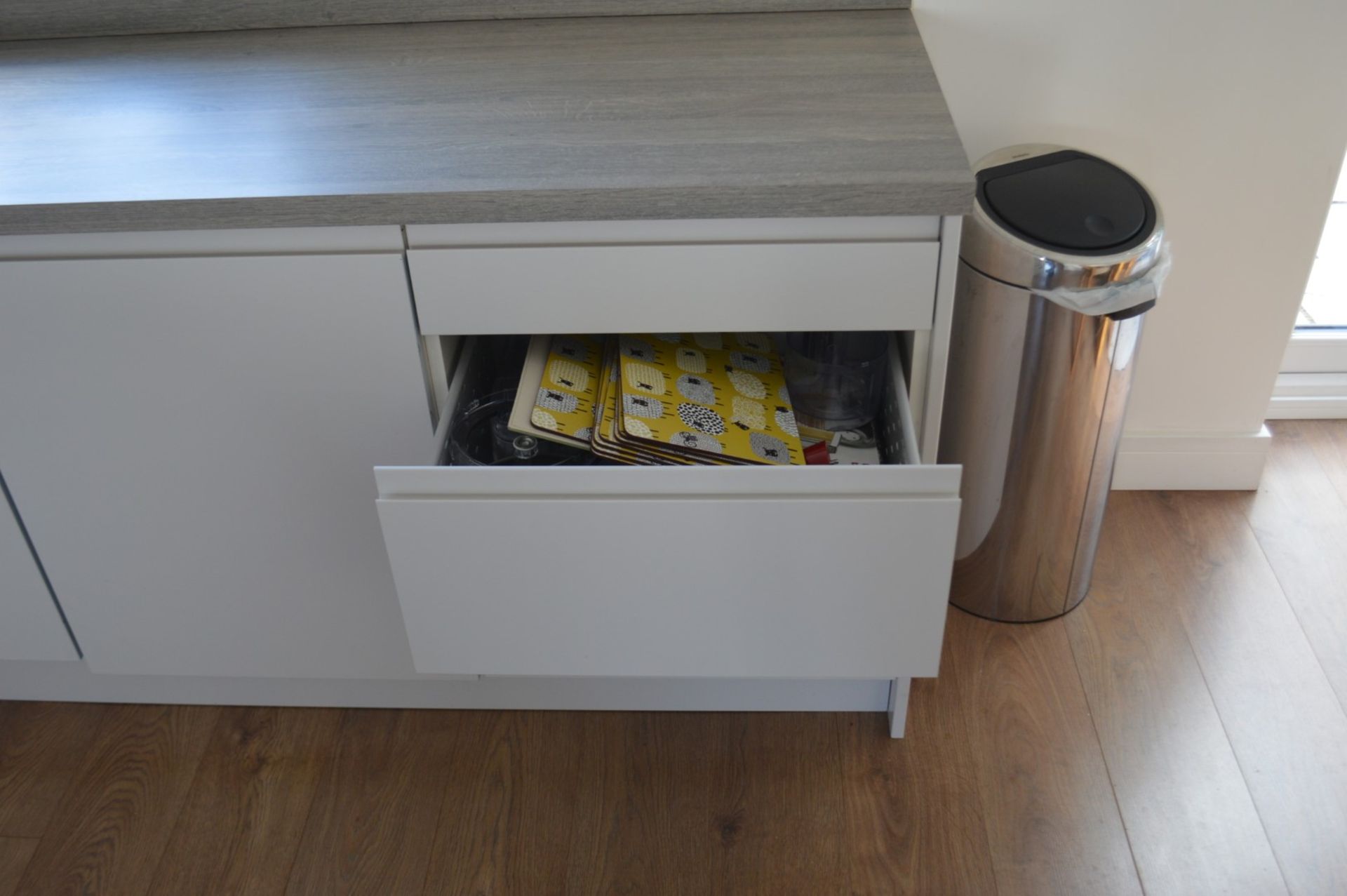 1 x Contemporary Handleless Fitted Kitchen Featuring A White Finish, Laminate Worktops, And - Image 23 of 28