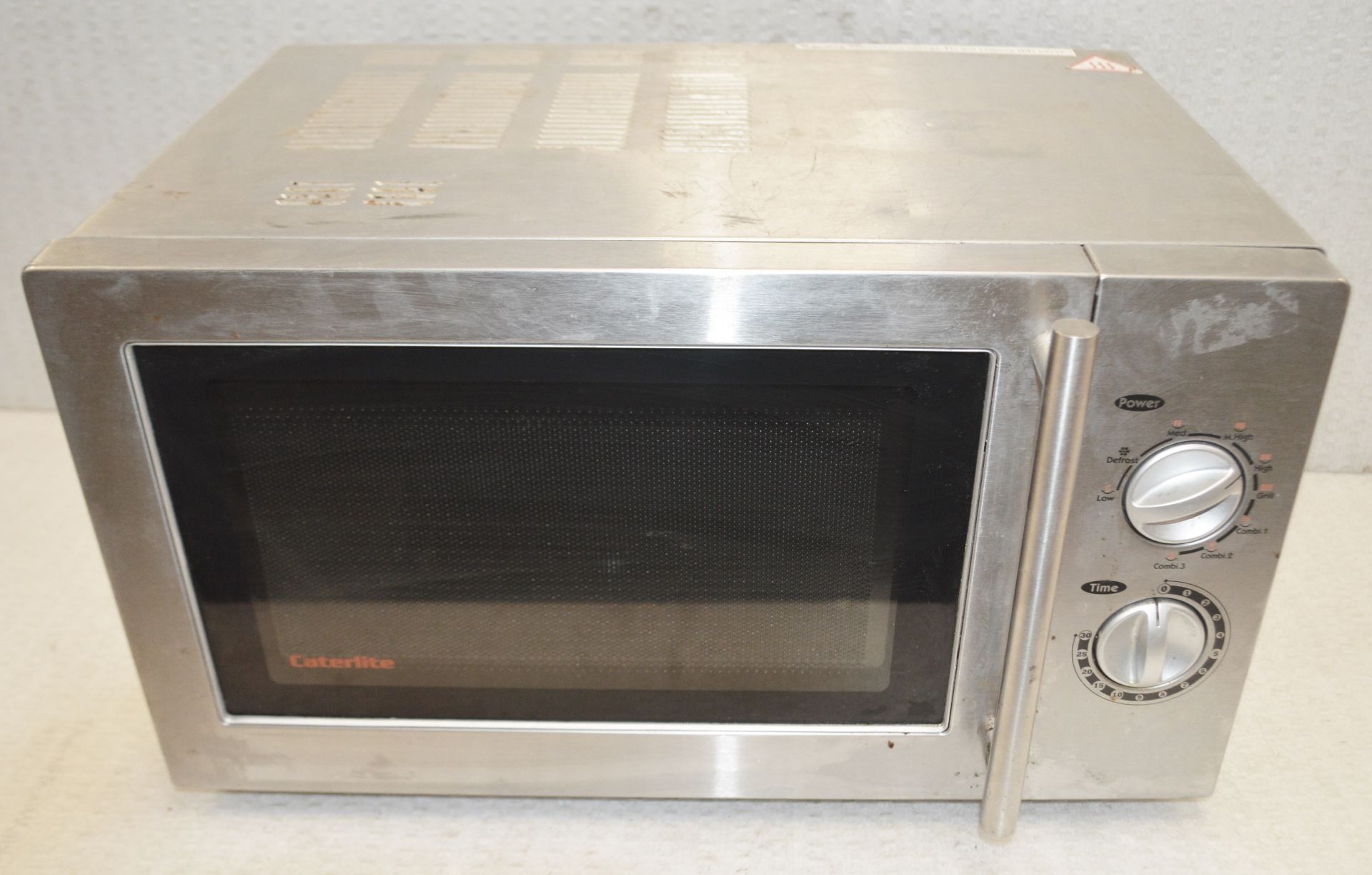 1 x Commercial Caterlite Microwave Oven 1400 watts - Recently Removed From a Commercial Restaurant