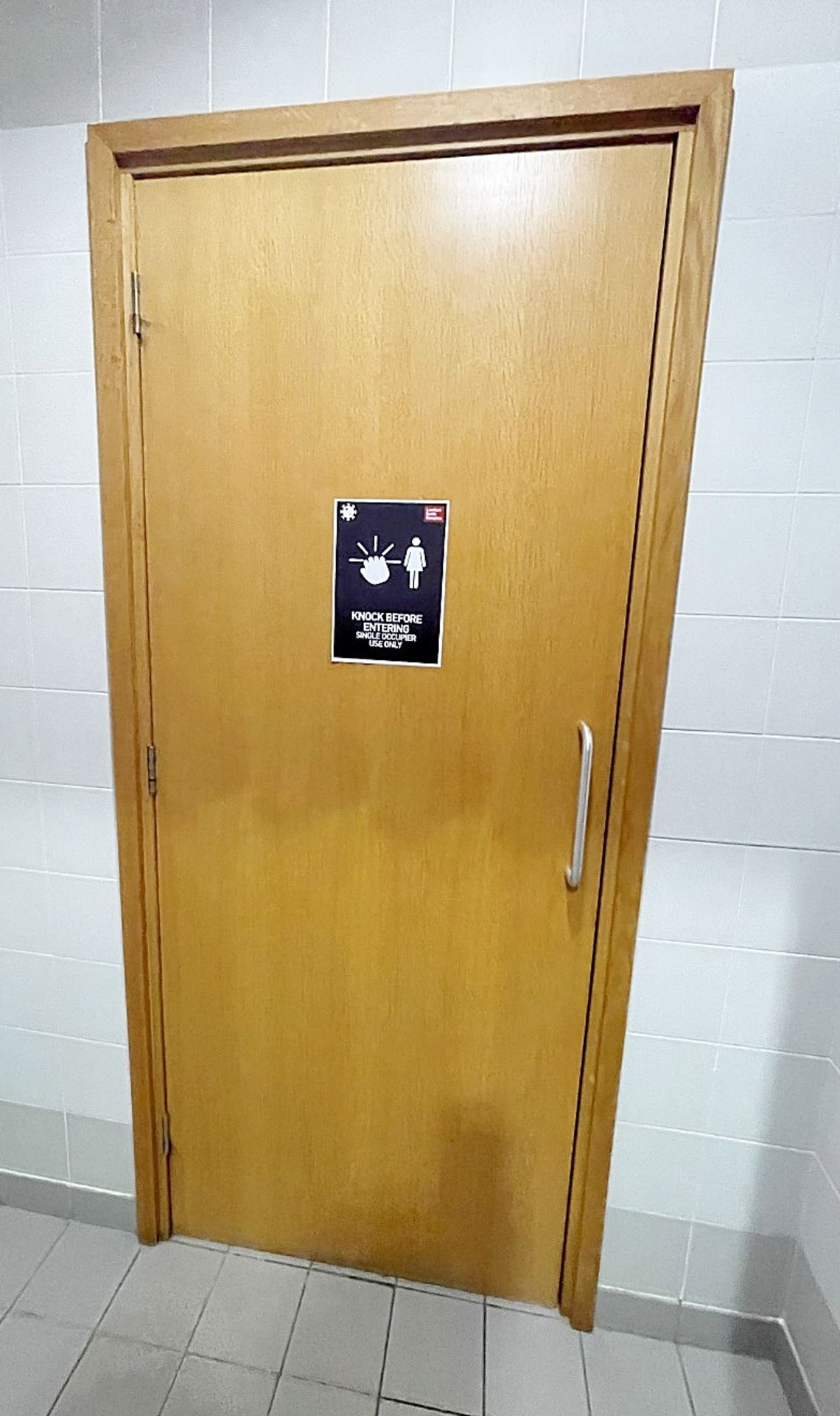 Contents Of Ladies Bathroom With Doors - Ref: ED200 - To Be Removed From An Executive Office - Image 7 of 7