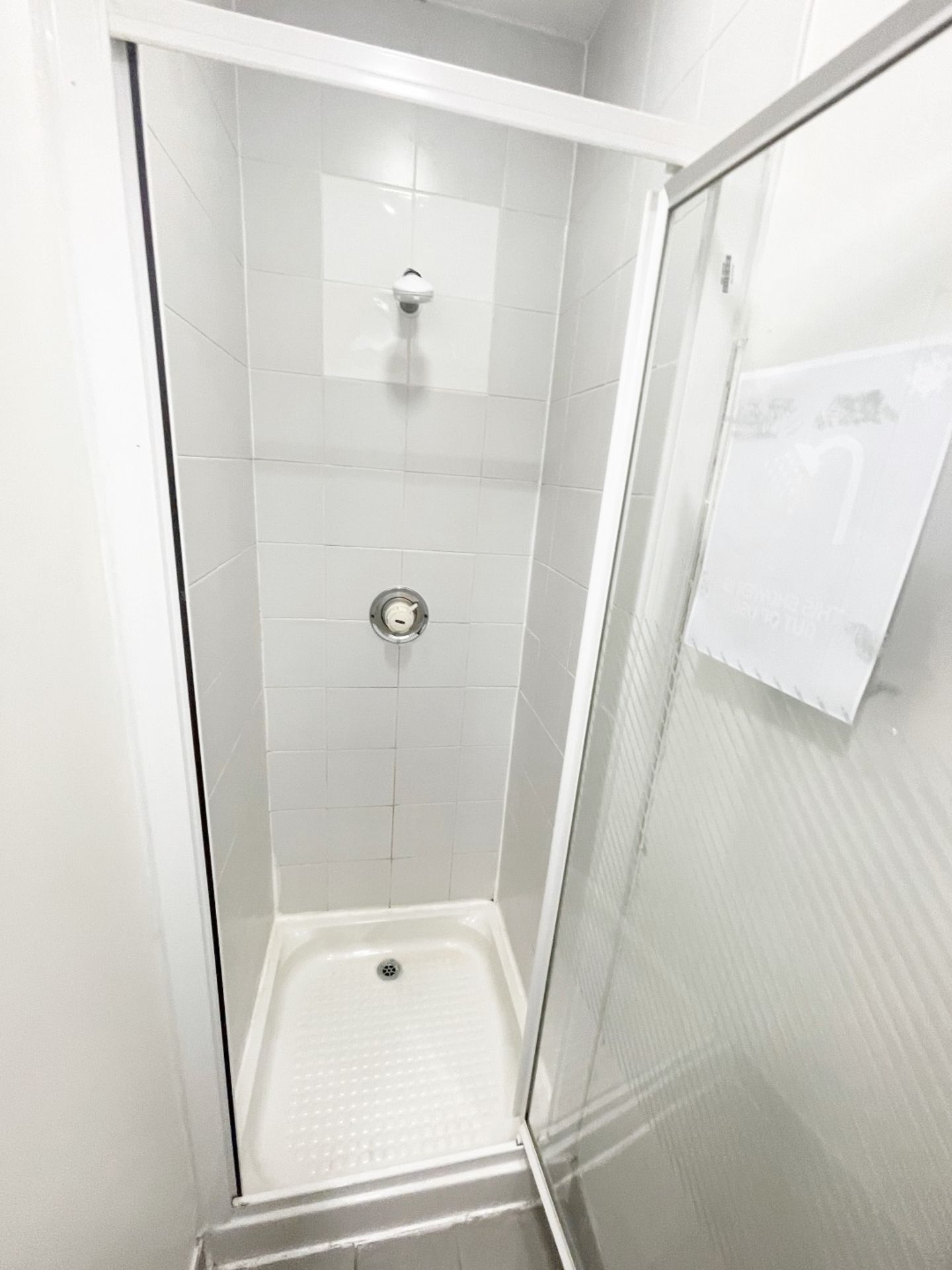 Contents Of Mens Shower Room With Front Door - Ref: ED205 - To Be Removed From An Executive Office - Image 5 of 6