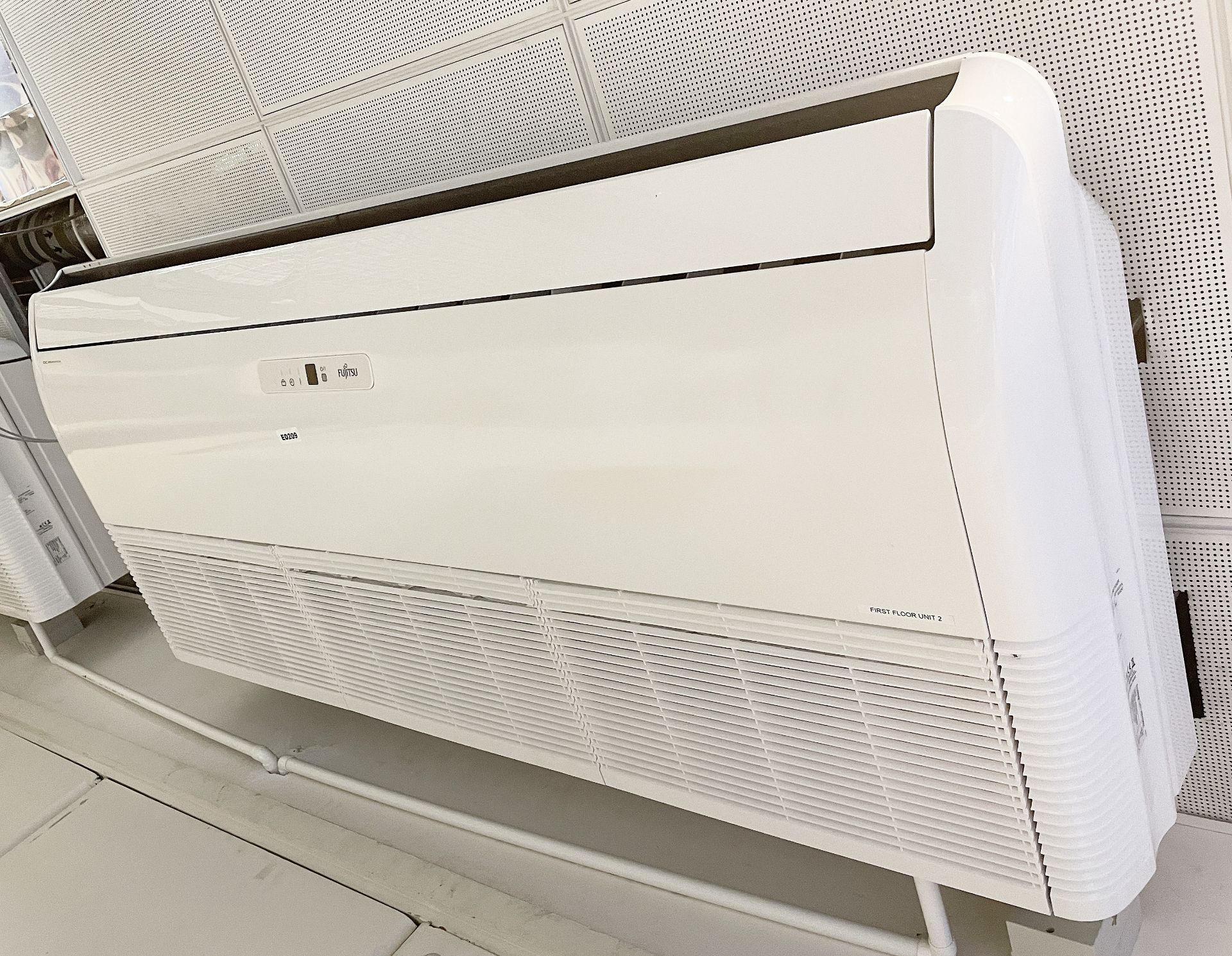 1 x Fujitsu Air Conditioning Slimline Floor Ceiling Mounted Heat Pump Inverter - Image 2 of 5