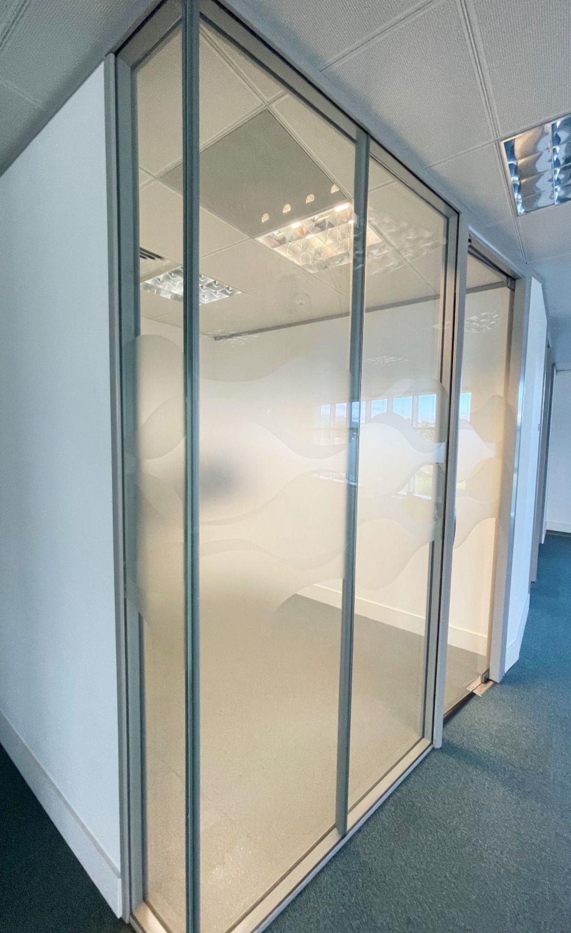 4 x Glass Office Cube Divider Panels - Inc. 2 x Glass Panels and Door - Currently Covering 237cm - Image 2 of 4