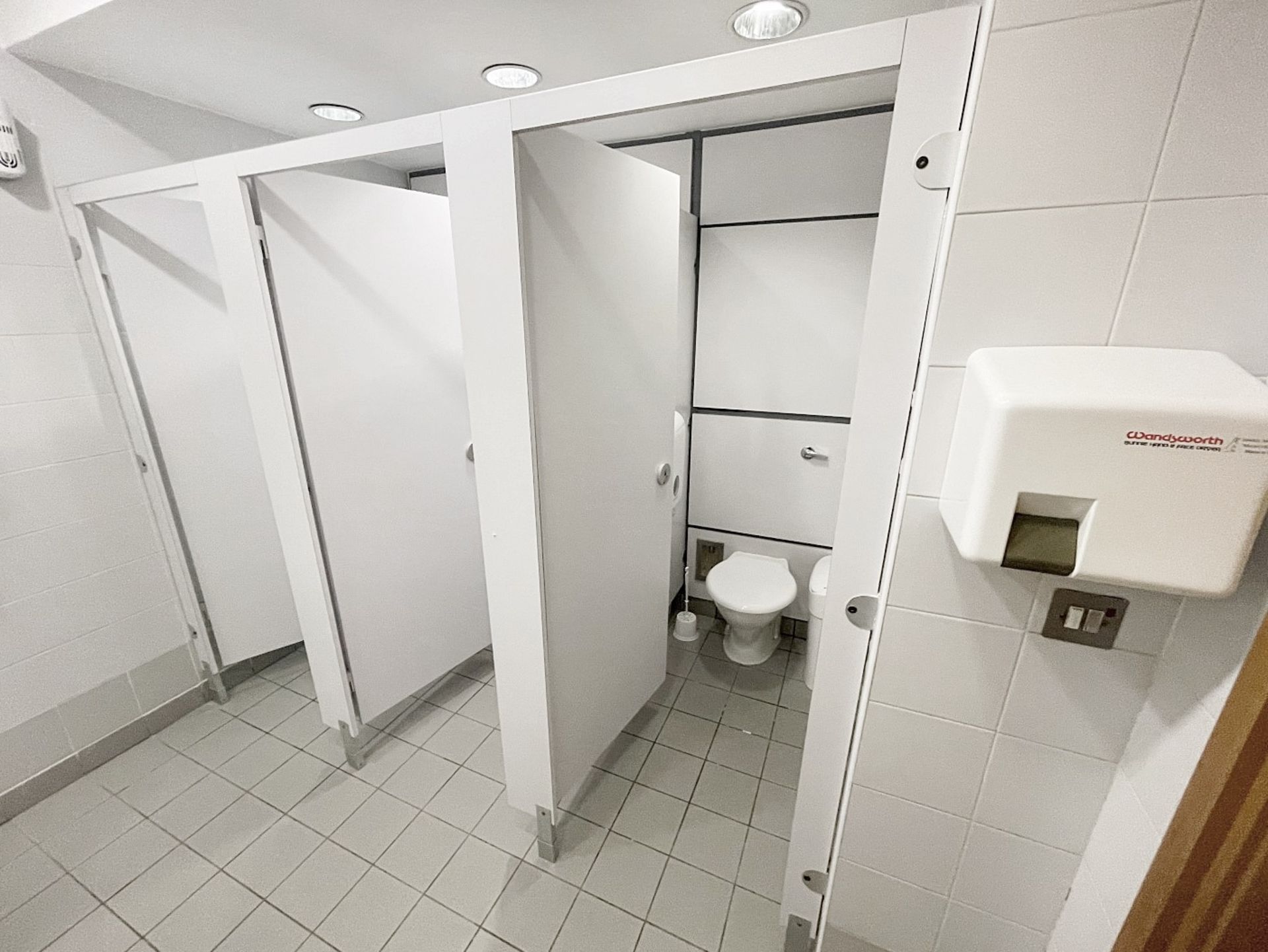 Contents Of Ladies Bathroom With Doors - Ref: ED200 - To Be Removed From An Executive Office - Image 3 of 7