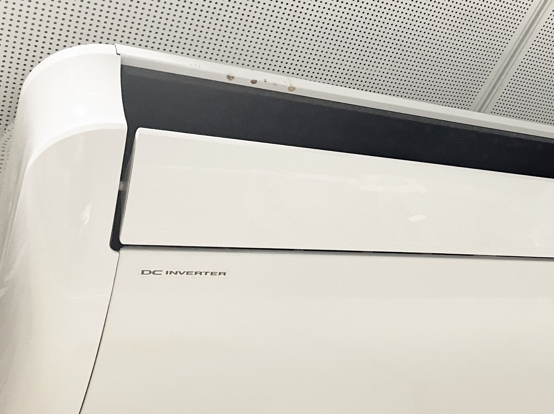1 x Fujitsu Air Conditioning Slimline Floor Ceiling Mounted Heat Pump Inverter - Image 3 of 5