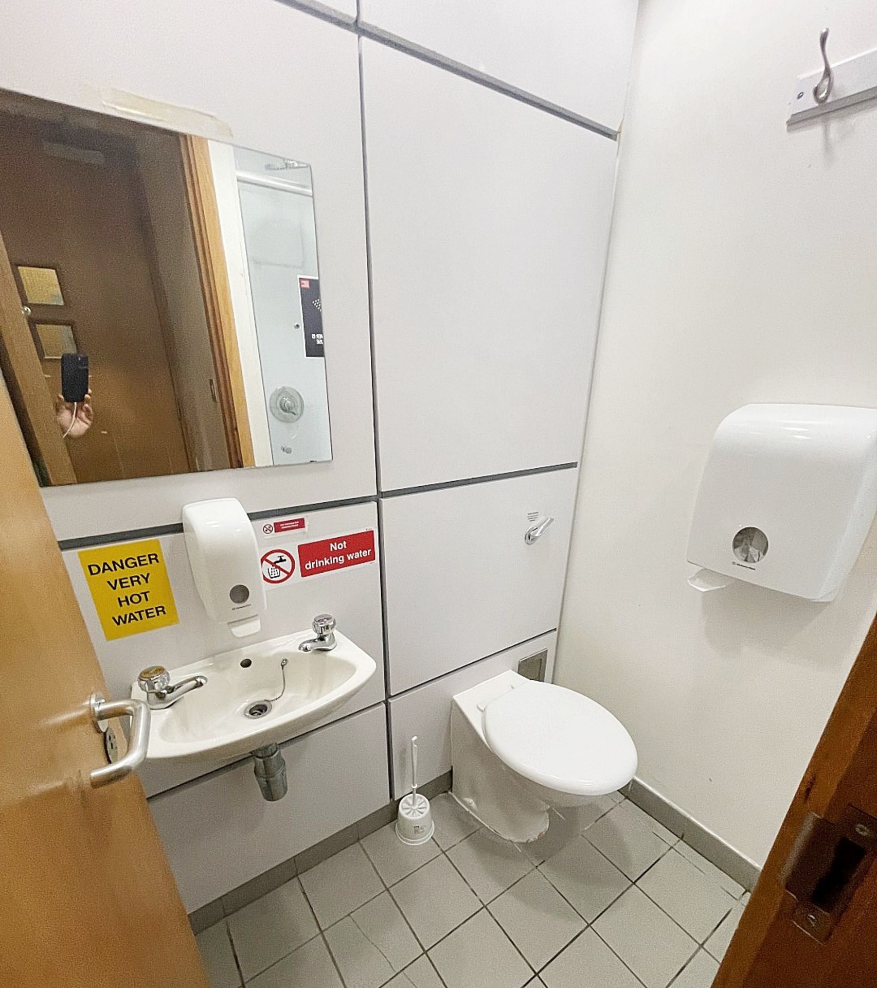 Contents Of Mens Shower Room With Front Door - Ref: ED205 - To Be Removed From An Executive Office - Image 3 of 6