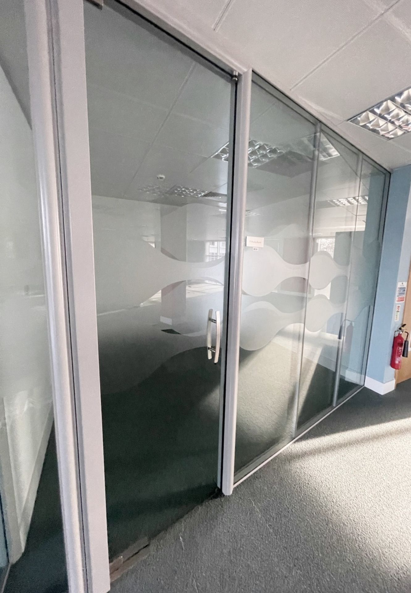 12 x Assorted Glass Partition Panels And Doors - Covers An Area Of 7.3 Metres Across, Height - Image 4 of 7