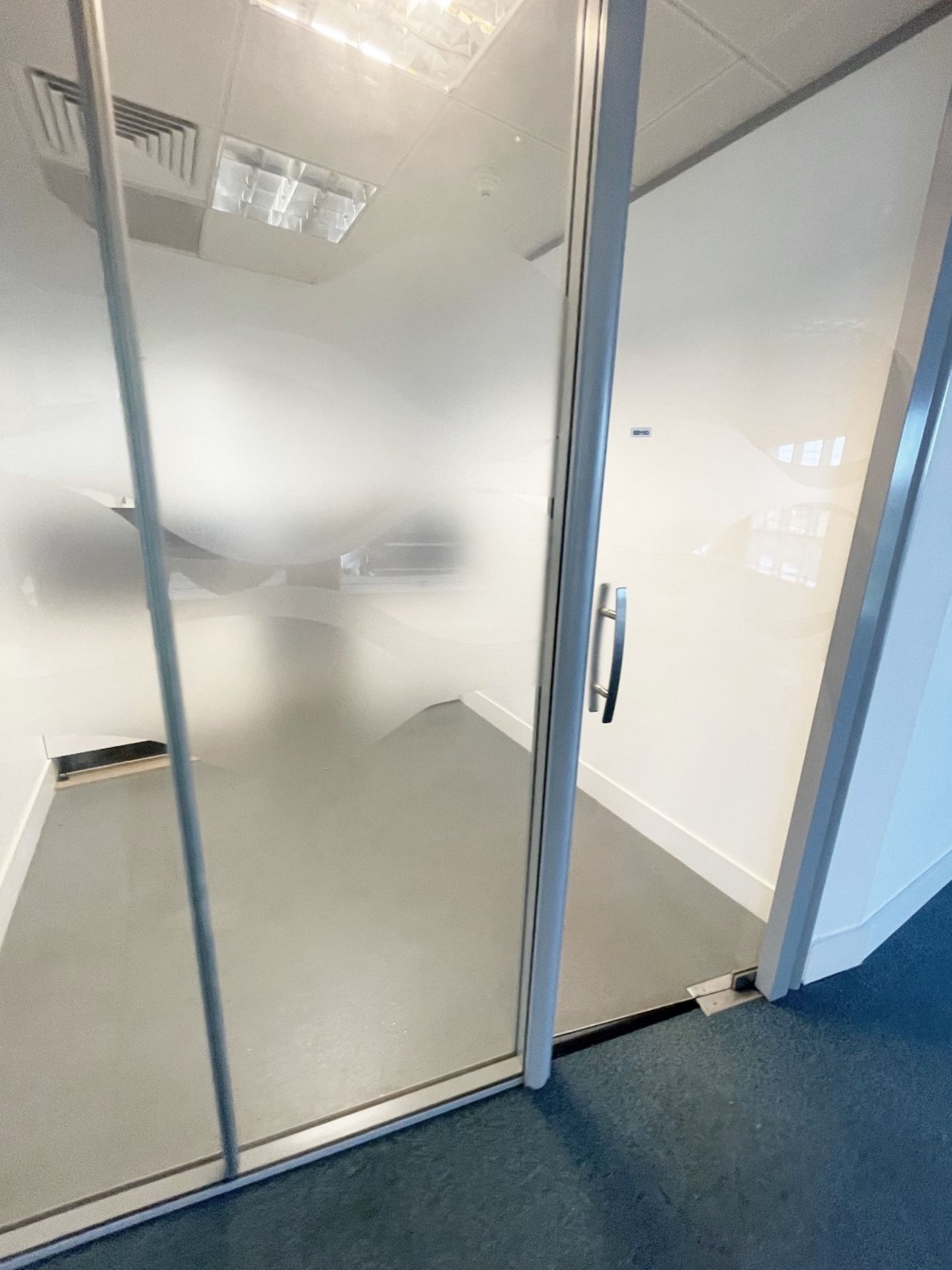 4 x Glass Office Cube Divider Panels - Inc. 2 x Glass Panels and Door - Currently Covering 237cm - Image 3 of 4
