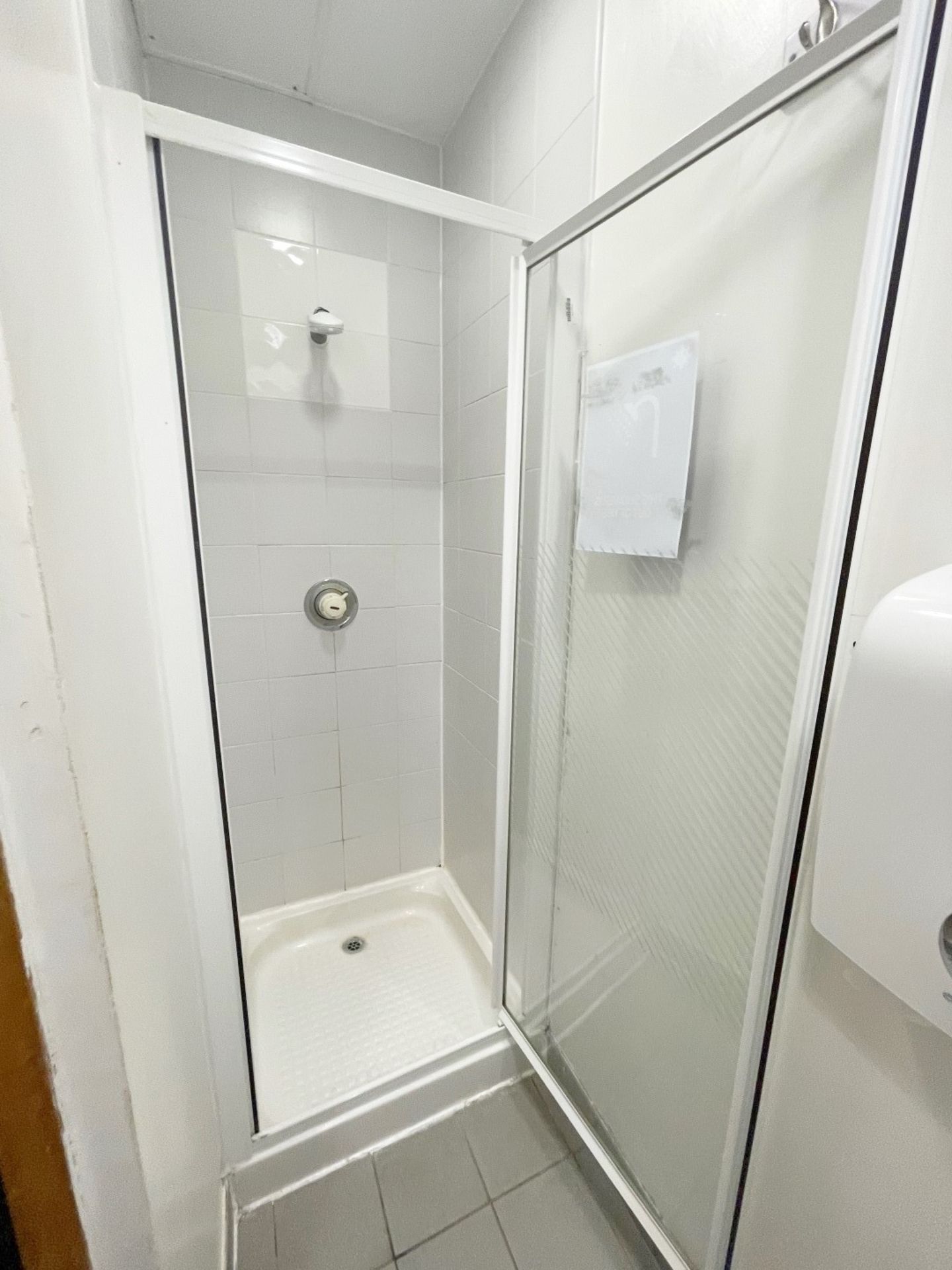 Contents Of Mens Shower Room With Front Door - Ref: ED205 - To Be Removed From An Executive Office - Image 4 of 6