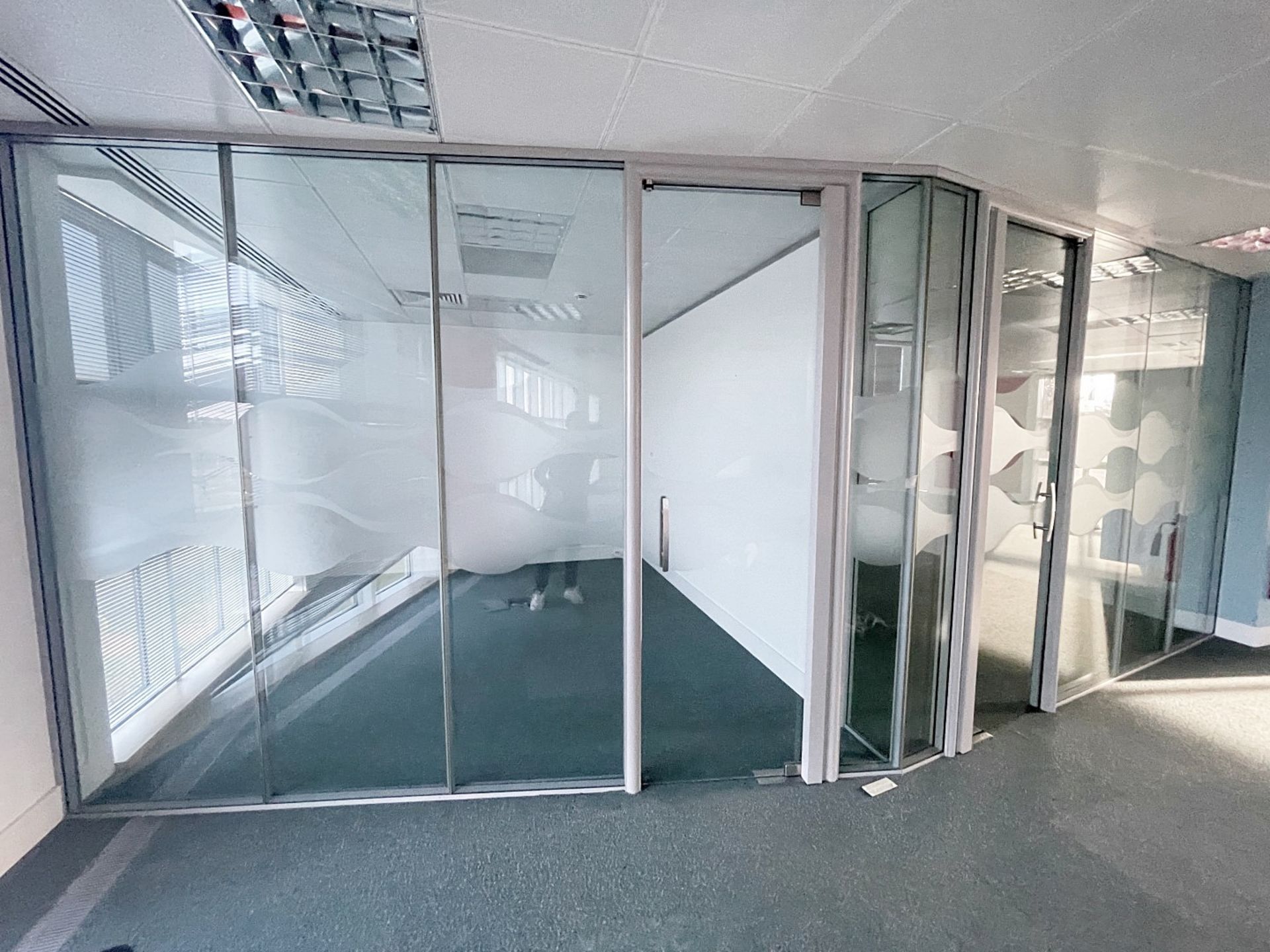 12 x Assorted Glass Partition Panels And Doors - Covers An Area Of 7.3 Metres Across, Height - Image 3 of 7