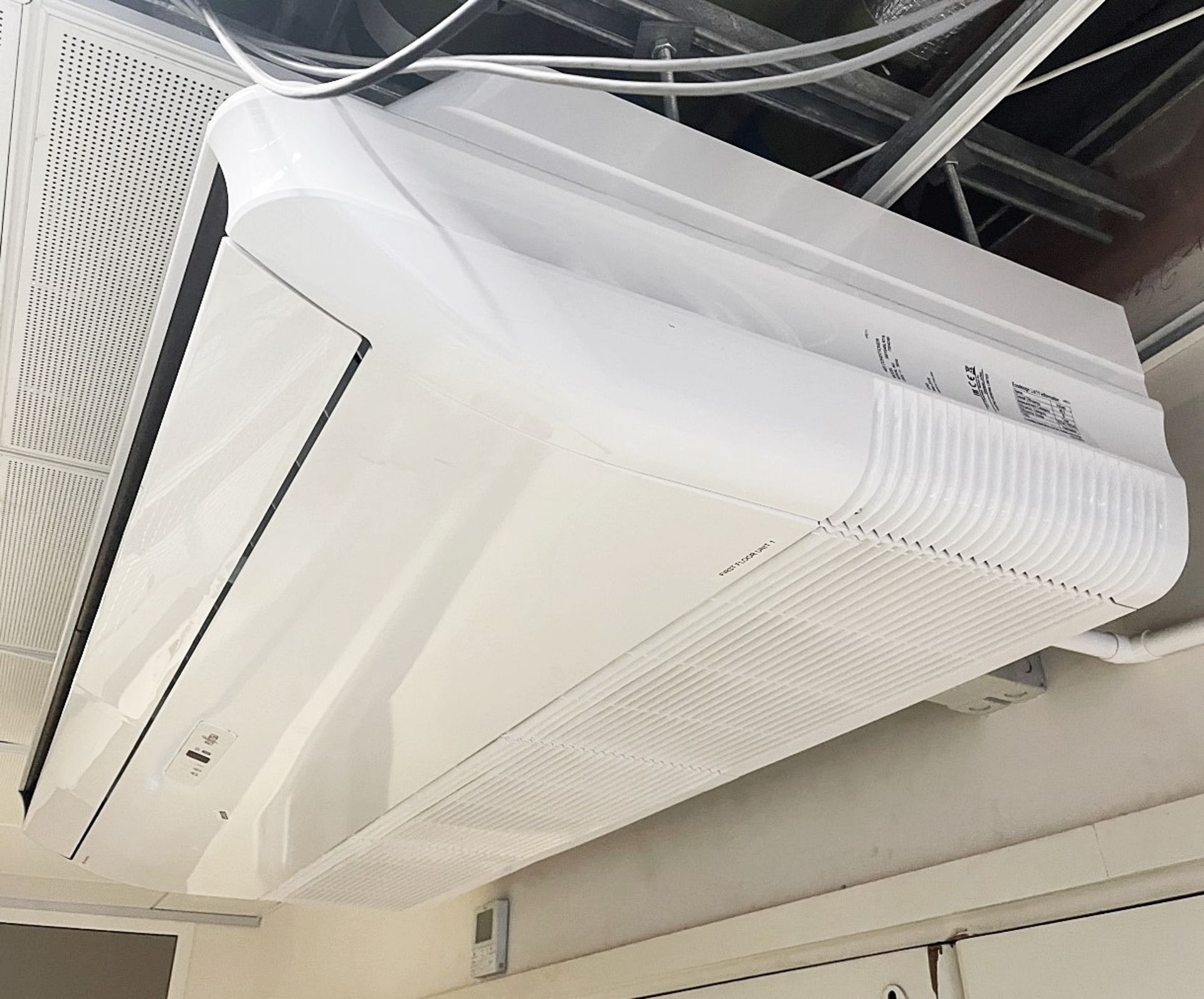 1 x Fujitsu Air Conditioning Slimline Floor Ceiling Mounted Heat Pump Inverter 230V~50Hz - - Image 2 of 5