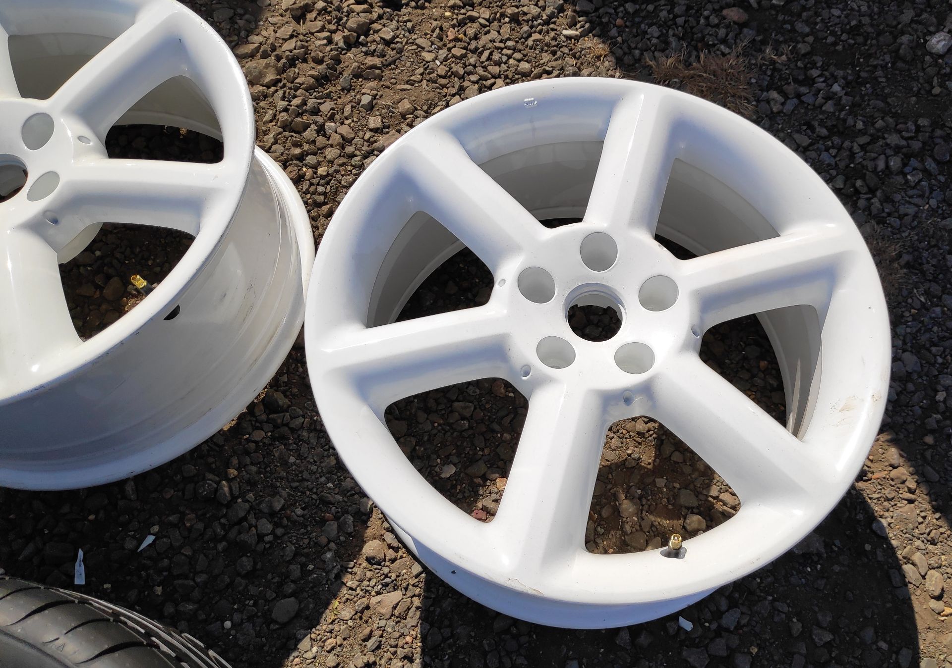 4 x White 6-Spoke 18 x 8 ET30 Wheels, 2 With Tyres - Nissan 350Z - CL682 - Location: Bedford NN29 - Image 3 of 15