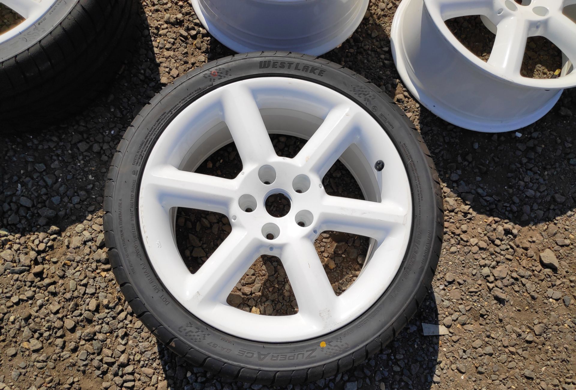 4 x White 6-Spoke 18 x 8 ET30 Wheels, 2 With Tyres - Nissan 350Z - CL682 - Location: Bedford NN29 - Image 6 of 15