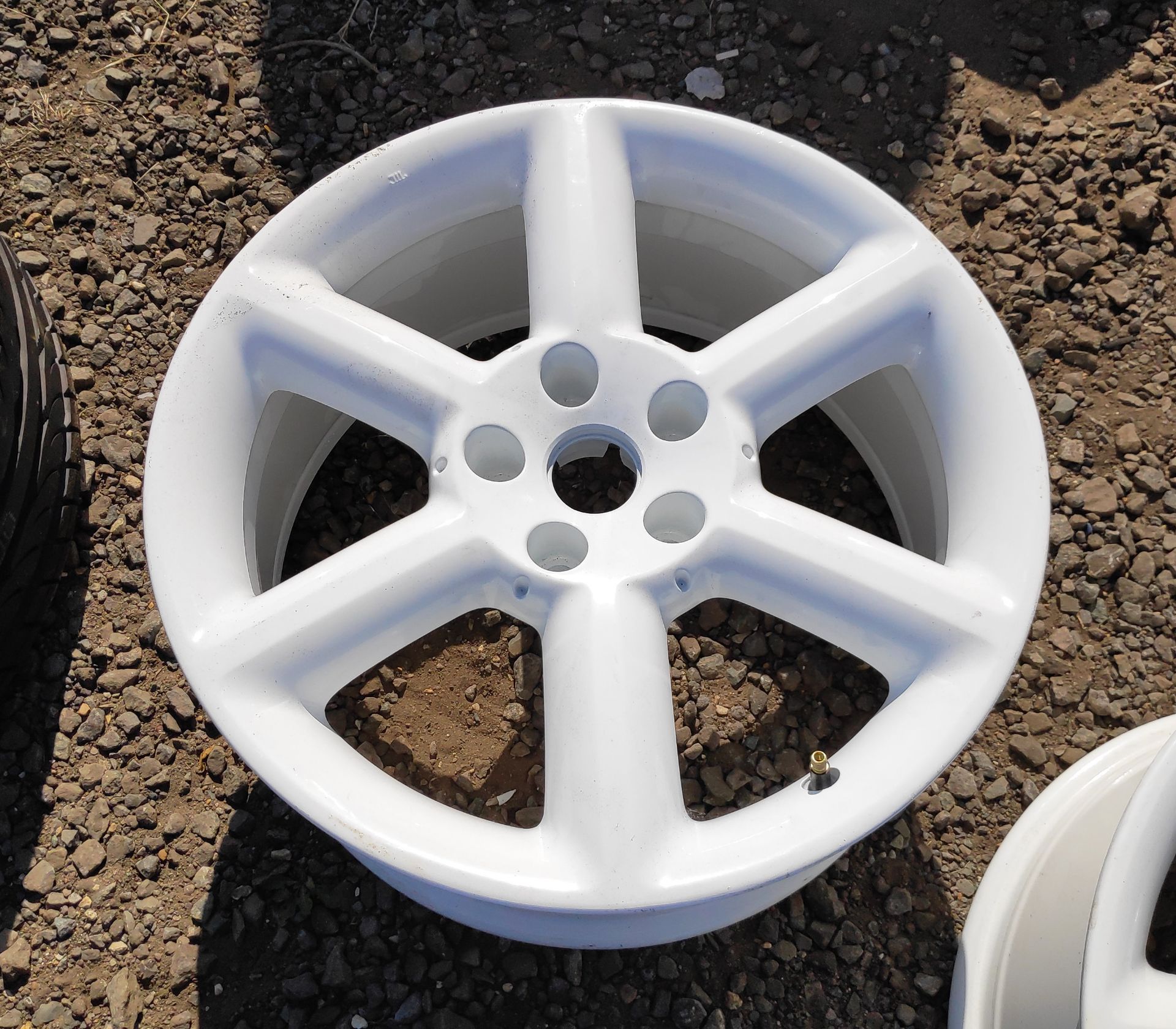 4 x White 6-Spoke 18 x 8 ET30 Wheels, 2 With Tyres - Nissan 350Z - CL682 - Location: Bedford NN29 - Image 4 of 15