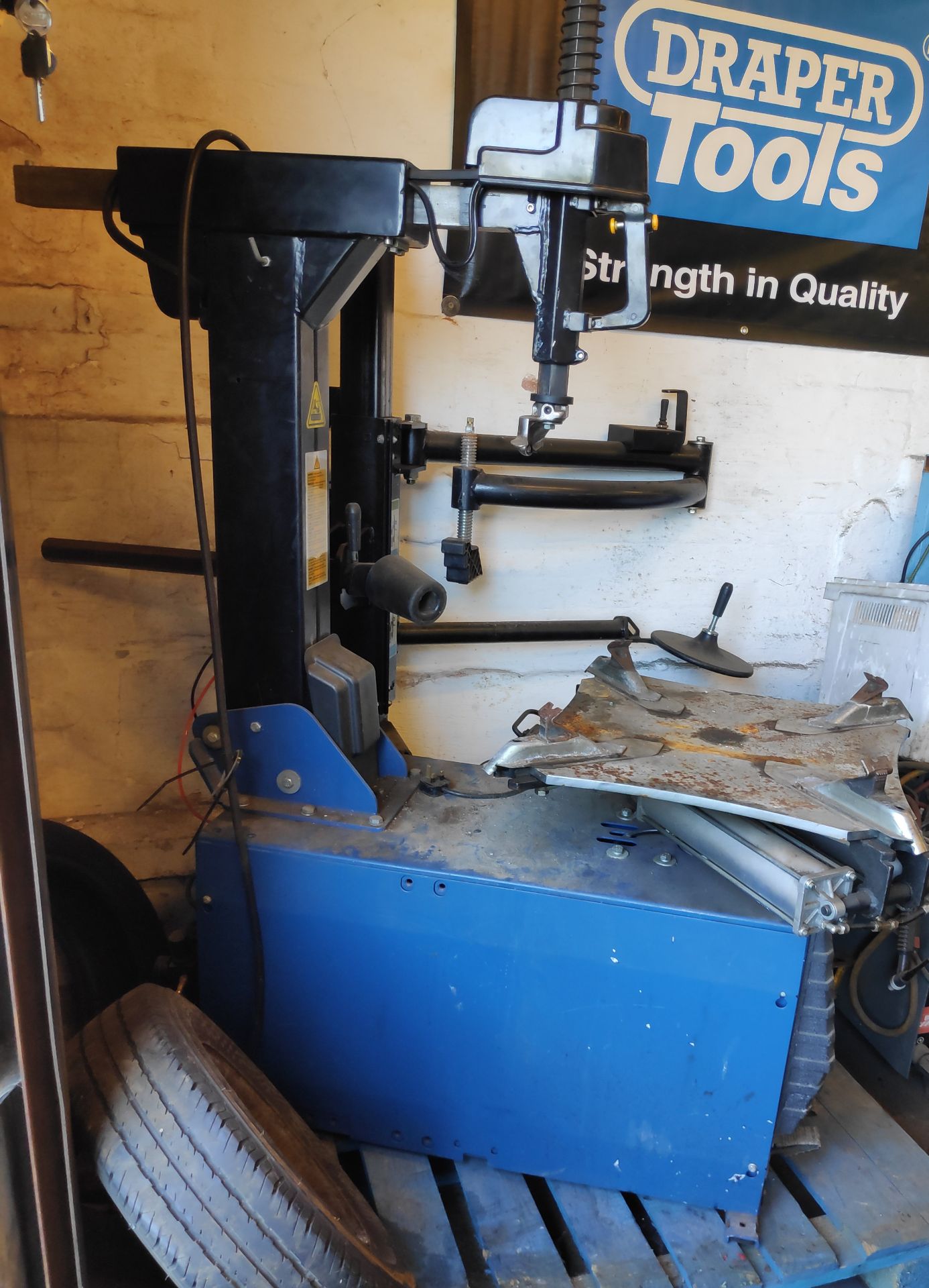 1 x Draper Expert Tyre Machine - Bead Breaker Requires Attention - CL682 - Location: Bedford